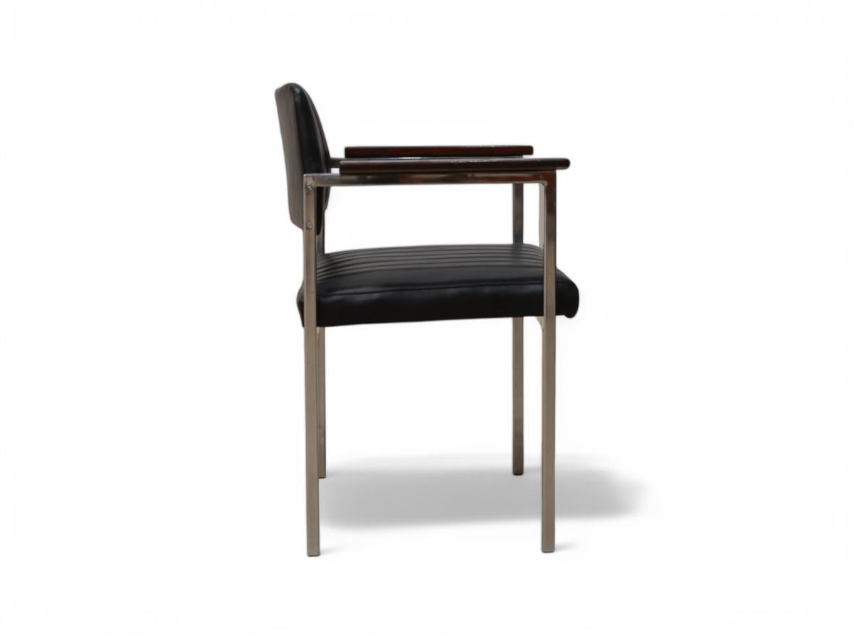 Metallo Poltrone moderne brasiliane in acciaio, pelle e legno Sconosciuto, anni '60, Brasile in vendita