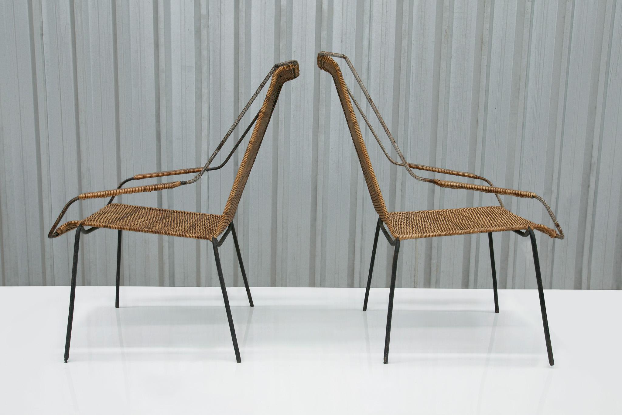 Dieses spektakuläre Set aus zwei Mid Century Modern Sesseln mit Hockern aus Rohr und Eisen, das Carlo Hauner zugeschrieben wird, ist nichts weniger als wunderschön.

Die Sessel haben ein Stahlgestell mit vier Beinen, eine hohe Rückenlehne, eine