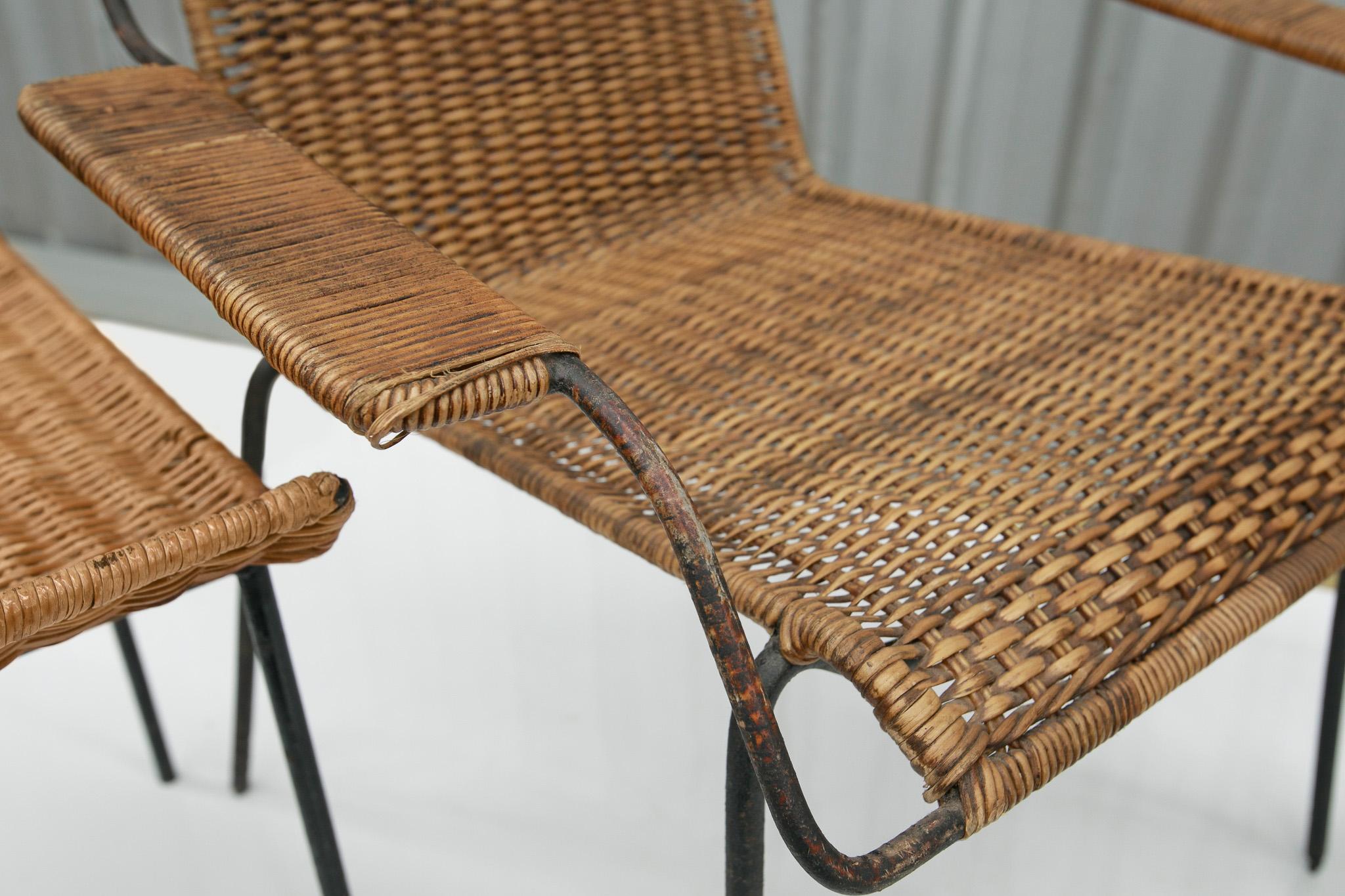 Moderne brasilianische Sessel und Hocker aus Schilfrohr und Eisen att. Carlo Hauner, 1950er-Jahre (Brasilianisch) im Angebot