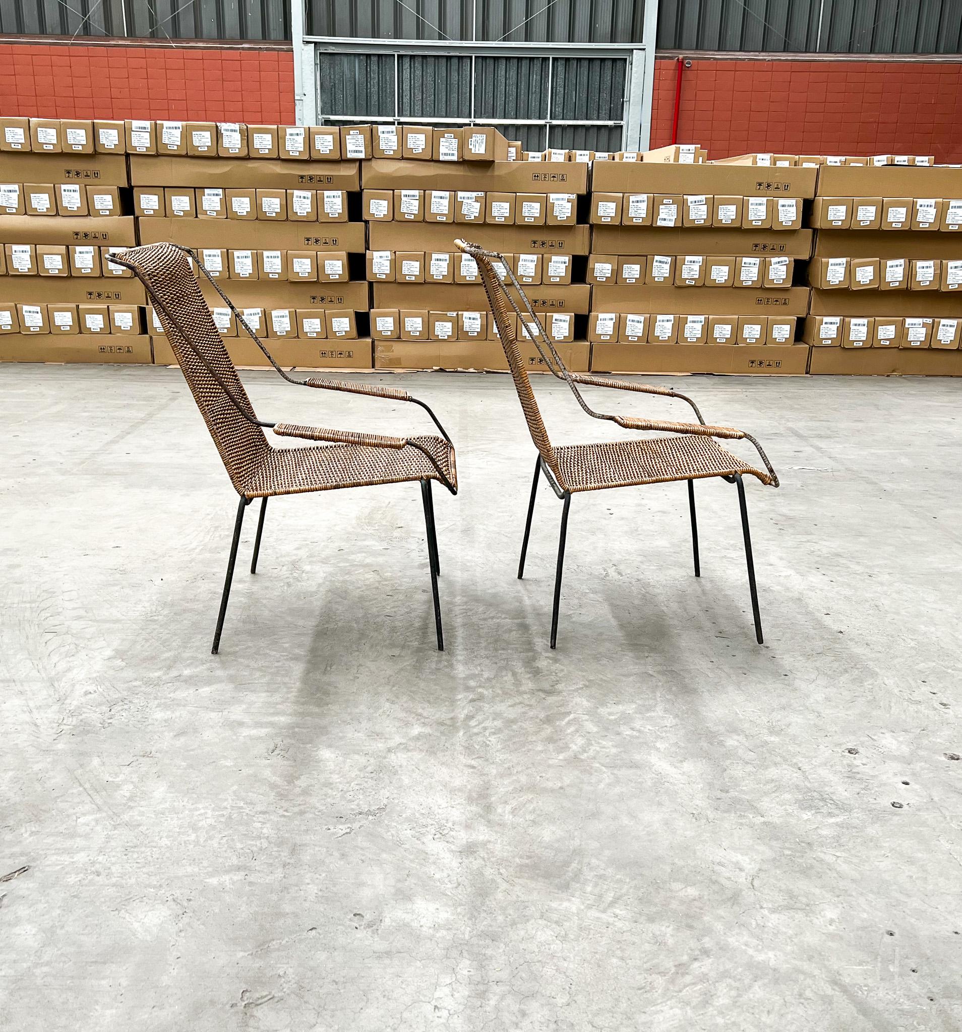 Moderne brasilianische Sessel und Hocker aus Schilfrohr und Eisen att. Carlo Hauner, 1950er-Jahre im Angebot 1