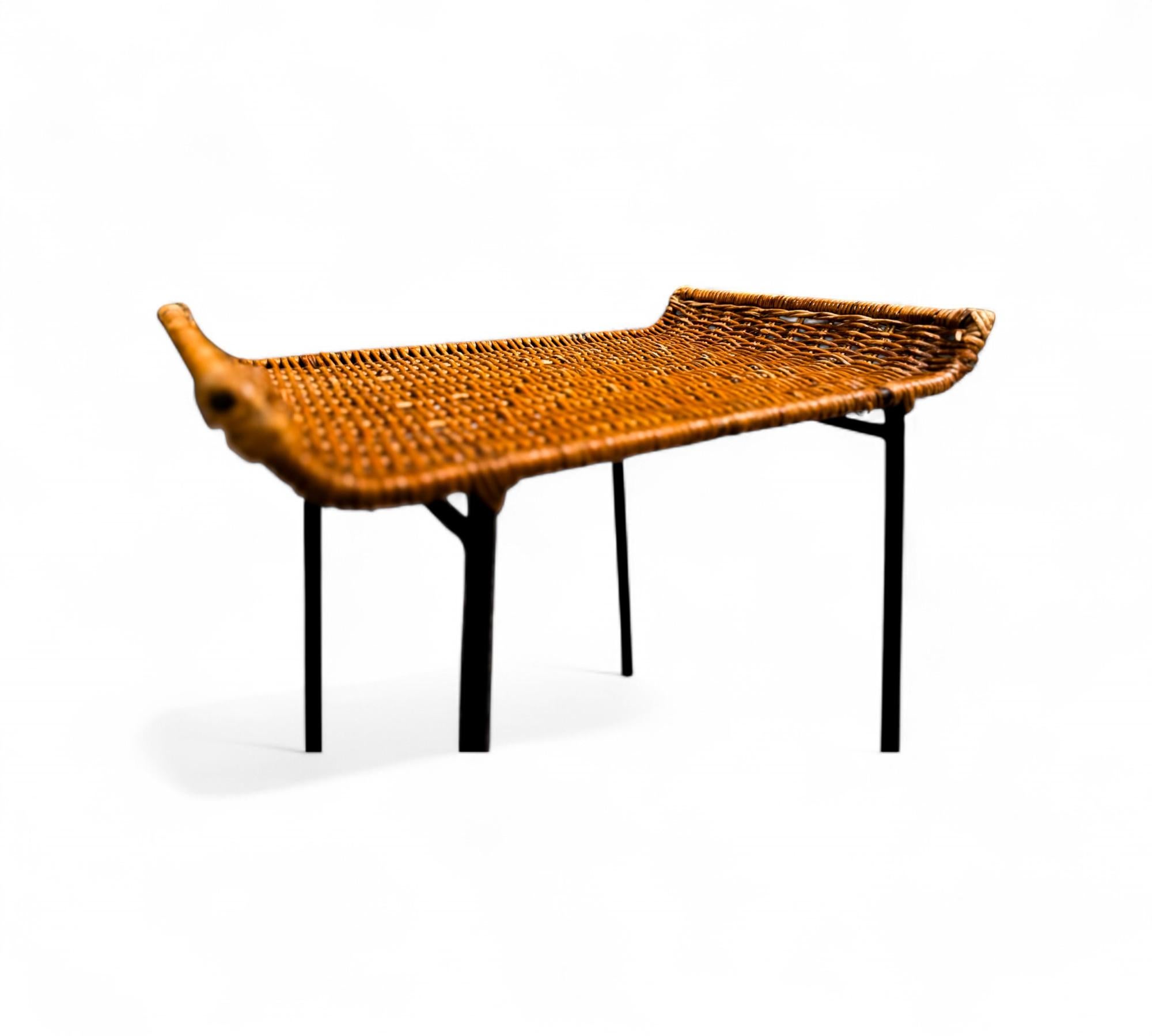 Ensemble de fauteuils et tabourets The Modernity en cannage et fer Att. Carlo Hauner, années 1950 en vente 1