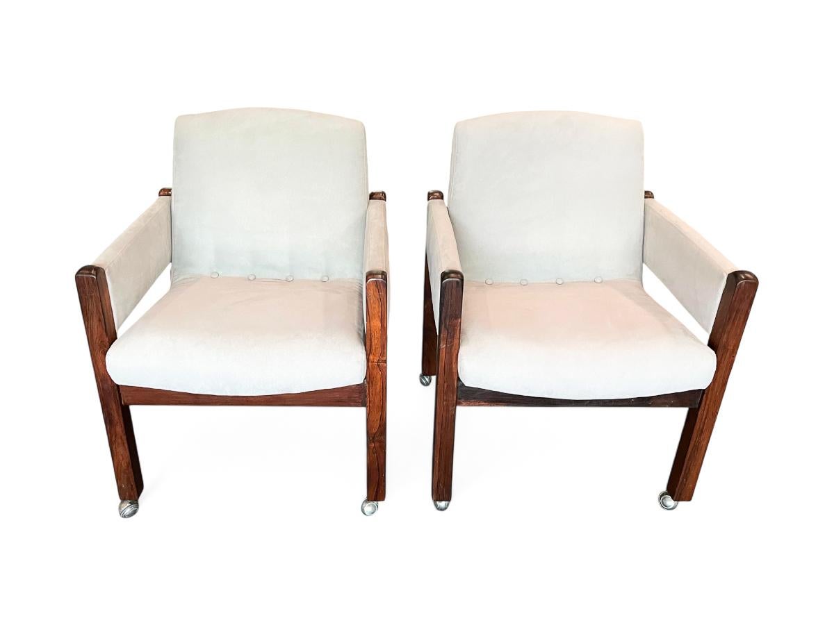 20th Century Brazilian Modern Armchairs with Wheels in Hardwood & Velvet, Sergio Rodrigues For Sale