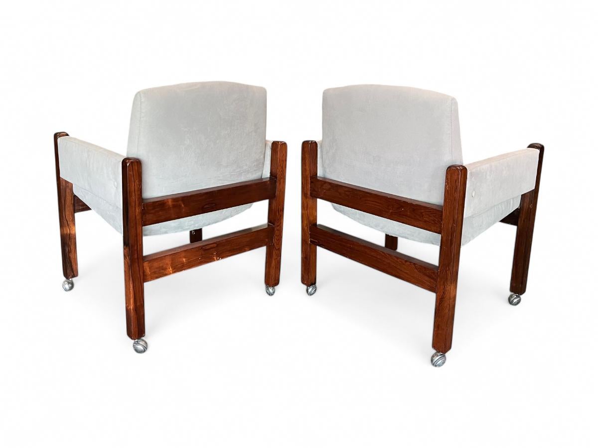 Brazilian Modern Armchairs with Wheels in Hardwood & Velvet, Sergio Rodrigues For Sale 1