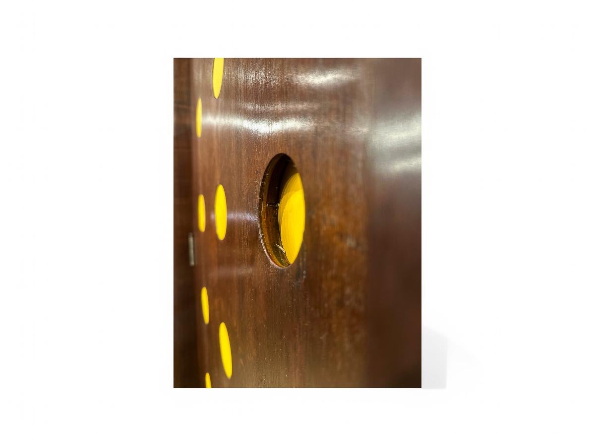 Disponible dès aujourd'hui, cette armoire moderne brésilienne en bois dur, unique en son genre, a été conçue pour être utilisée dans des situations d'urgence.  Moveis Cimo dans les années 50 est un FIND très rare et magnifique !

L'armoire est