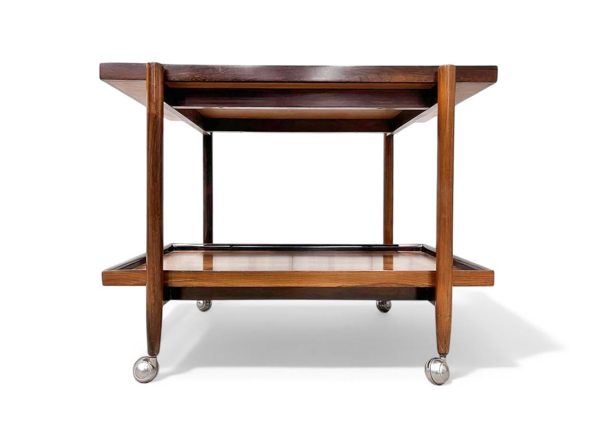 Chariot de bar moderne brésilien en bois dur et roues chromées, Jorge Jabour Mauad, années 1960 en vente 2