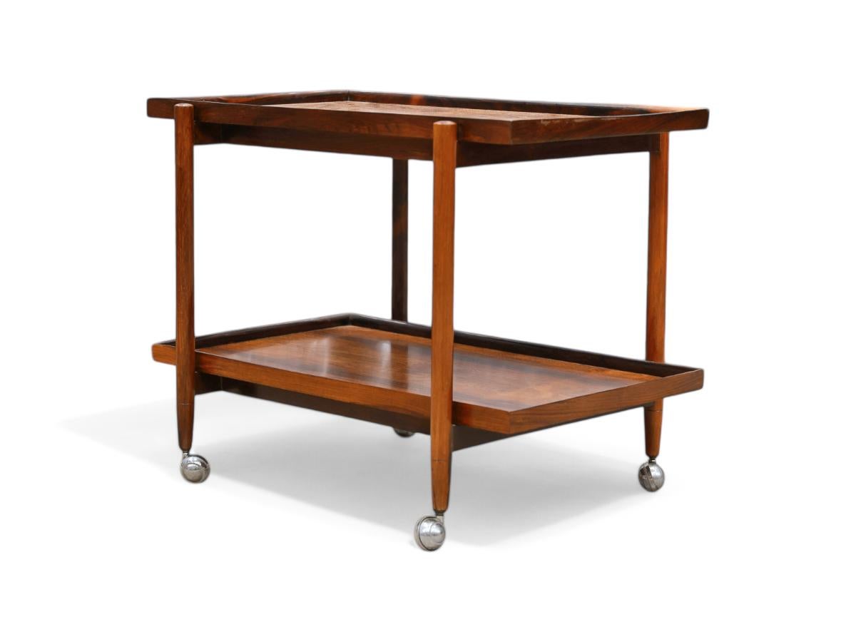Mid-Century Modern Chariot de bar moderne brésilien en bois dur et roues chromées, Jorge Jabour Mauad, années 1960 en vente