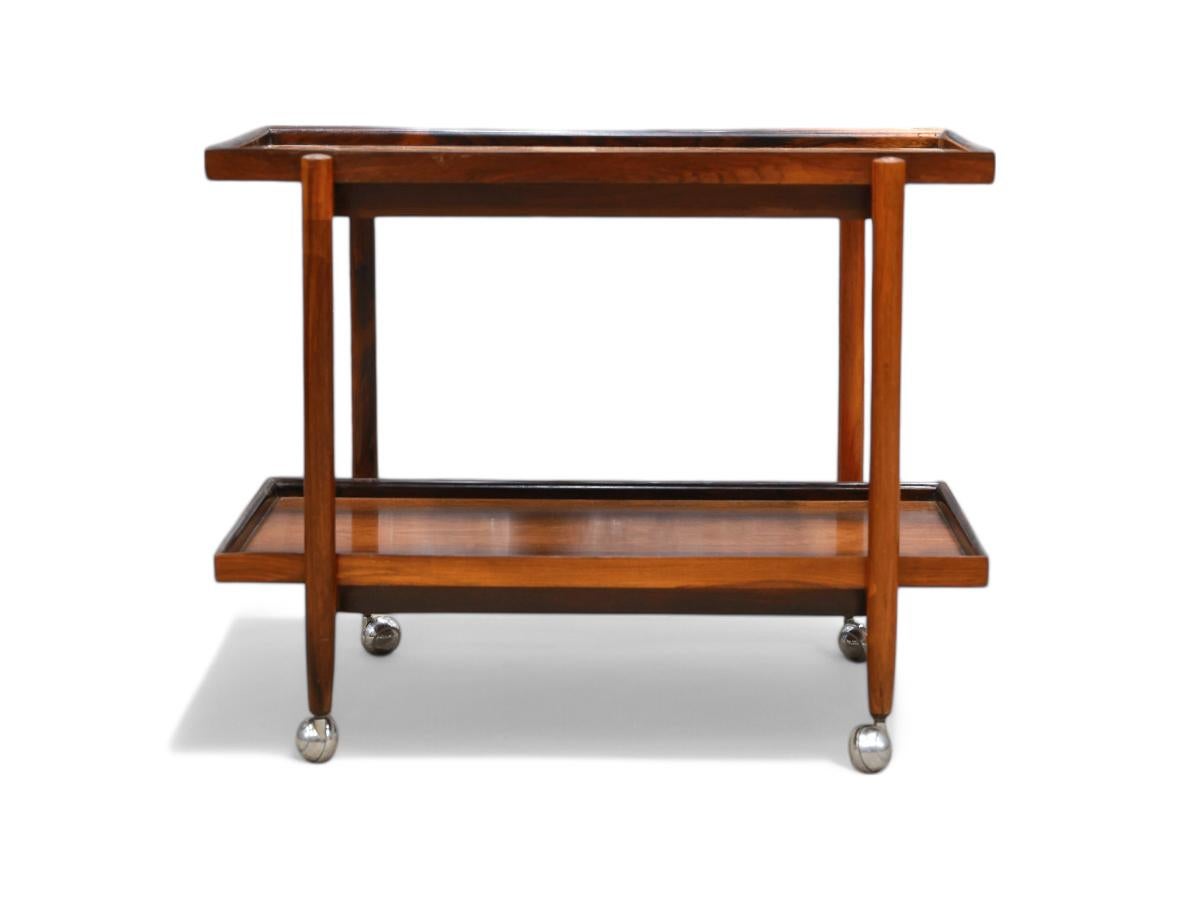 Brésilien Chariot de bar moderne brésilien en bois dur et roues chromées, Jorge Jabour Mauad, années 1960 en vente