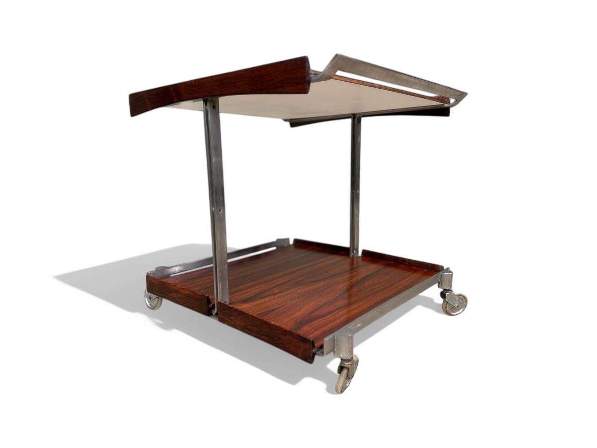 Carro de bar moderno brasileño en madera dura y metal, Forma, años 60 mediados del siglo XX en venta