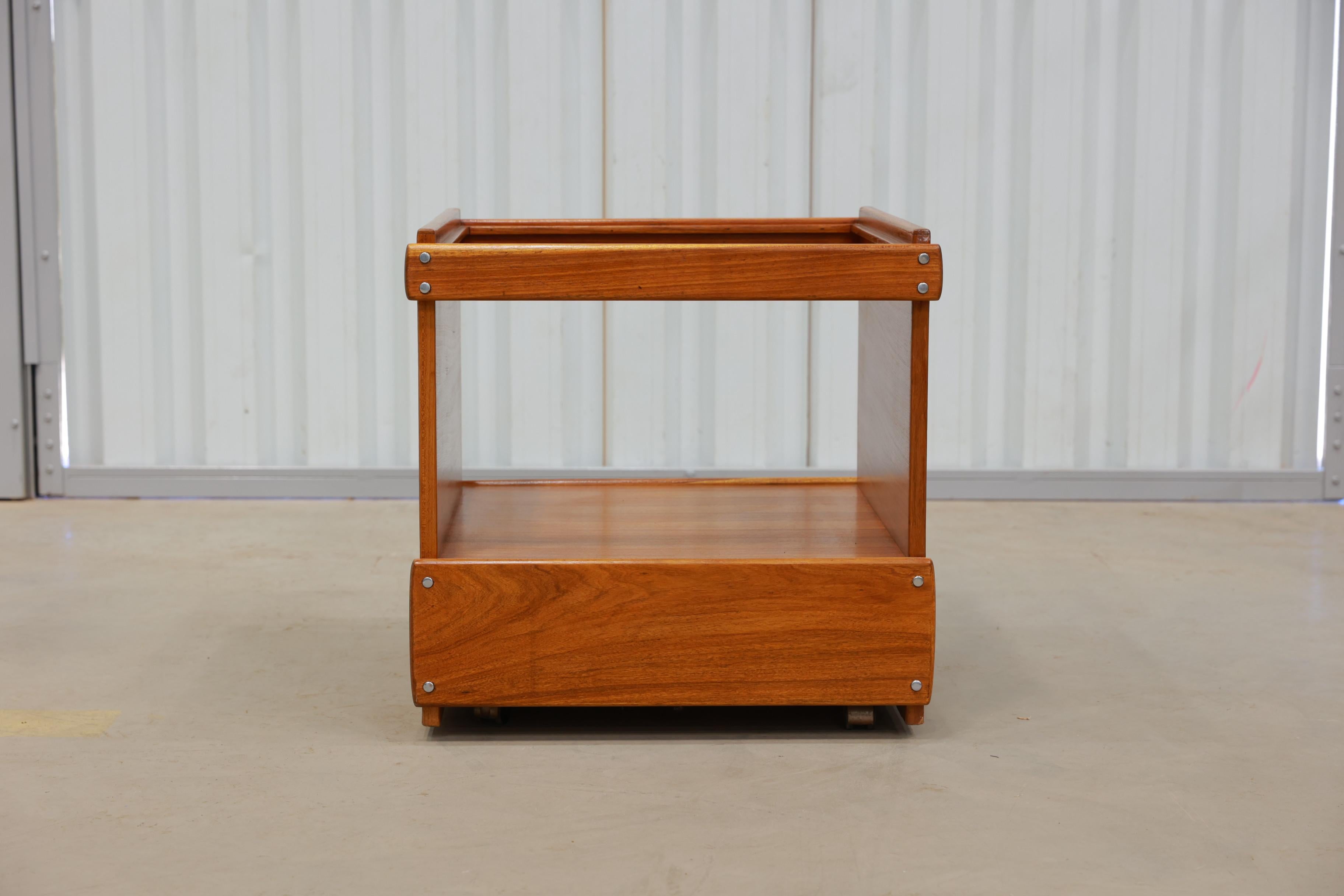 Brasilianischer moderner Barwagen aus Hartholz mit Regal von Sergio Rodrigues, ca. 1960er Jahre (Holzarbeit) im Angebot