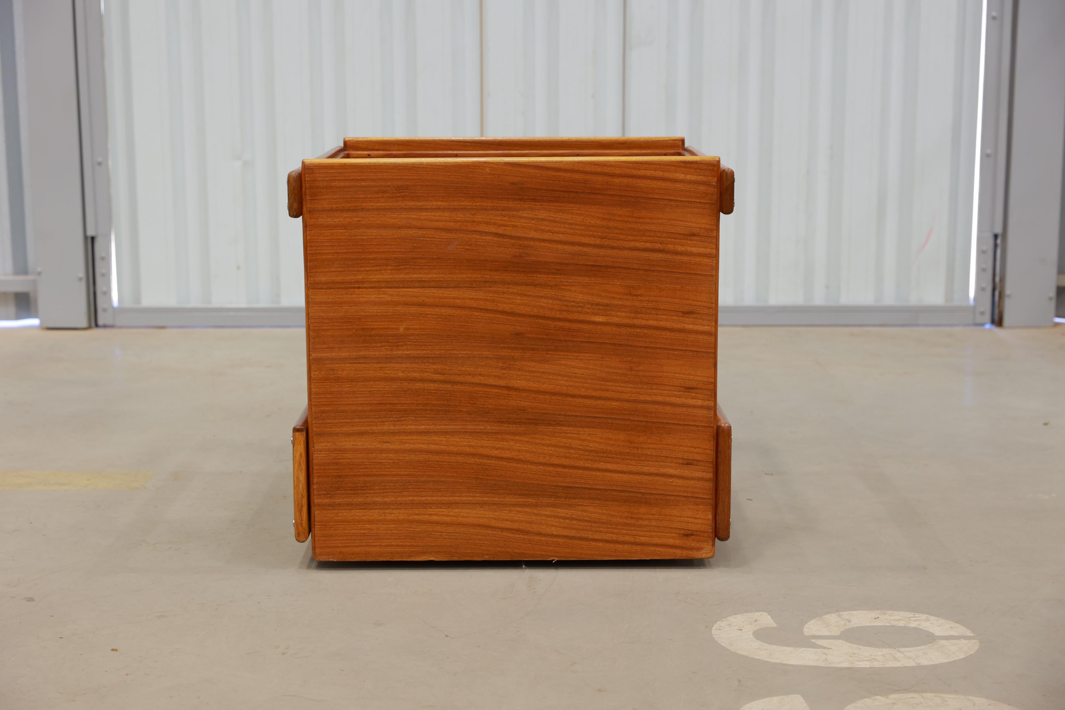 Brasilianischer moderner Barwagen aus Hartholz mit Regal von Sergio Rodrigues, ca. 1960er Jahre (20. Jahrhundert) im Angebot