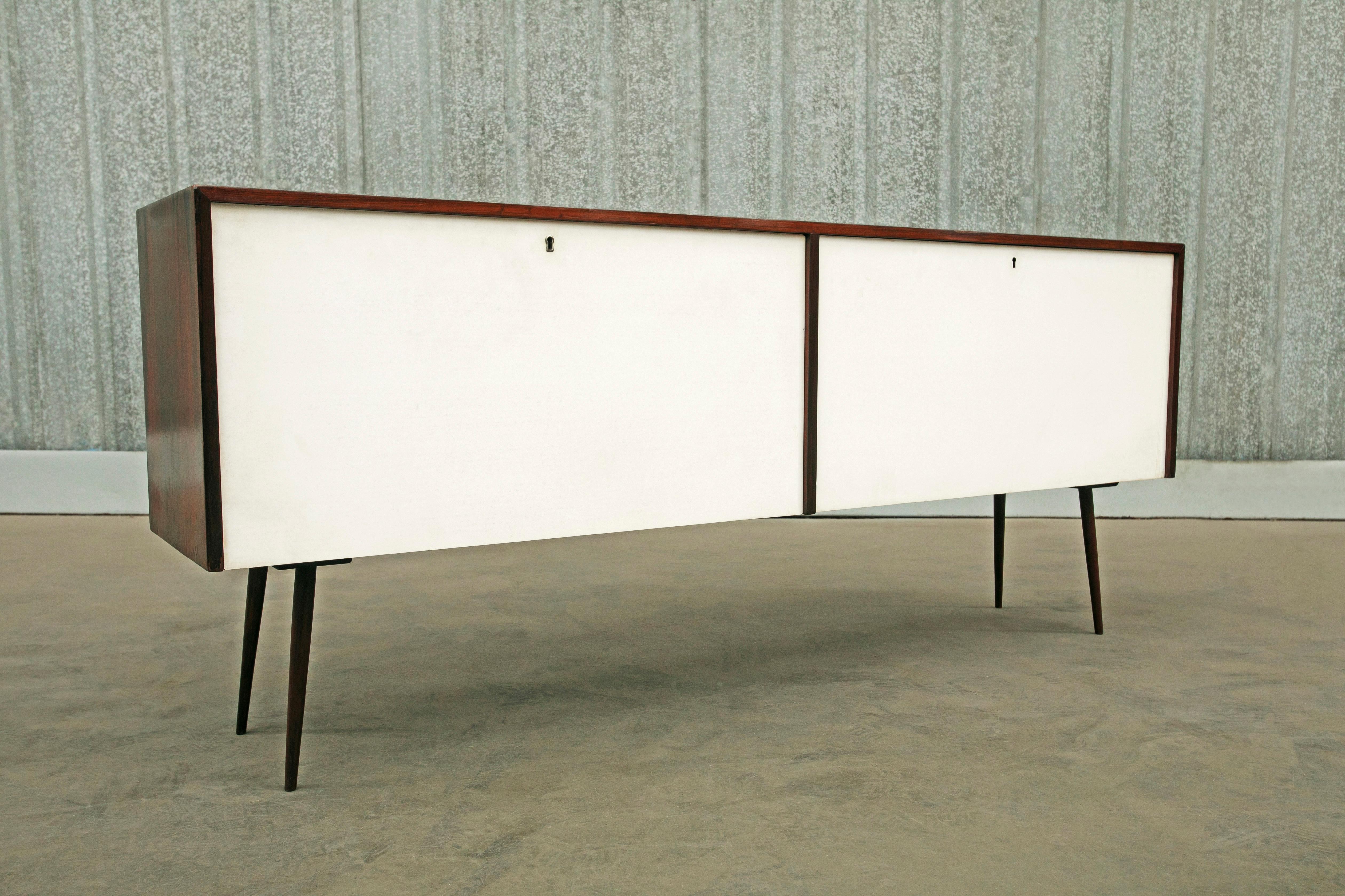 Mid-Century Modern Brazilian Modern Bar in Rosewood and White Finish, by Forma, 1960s, Brazil For Sale