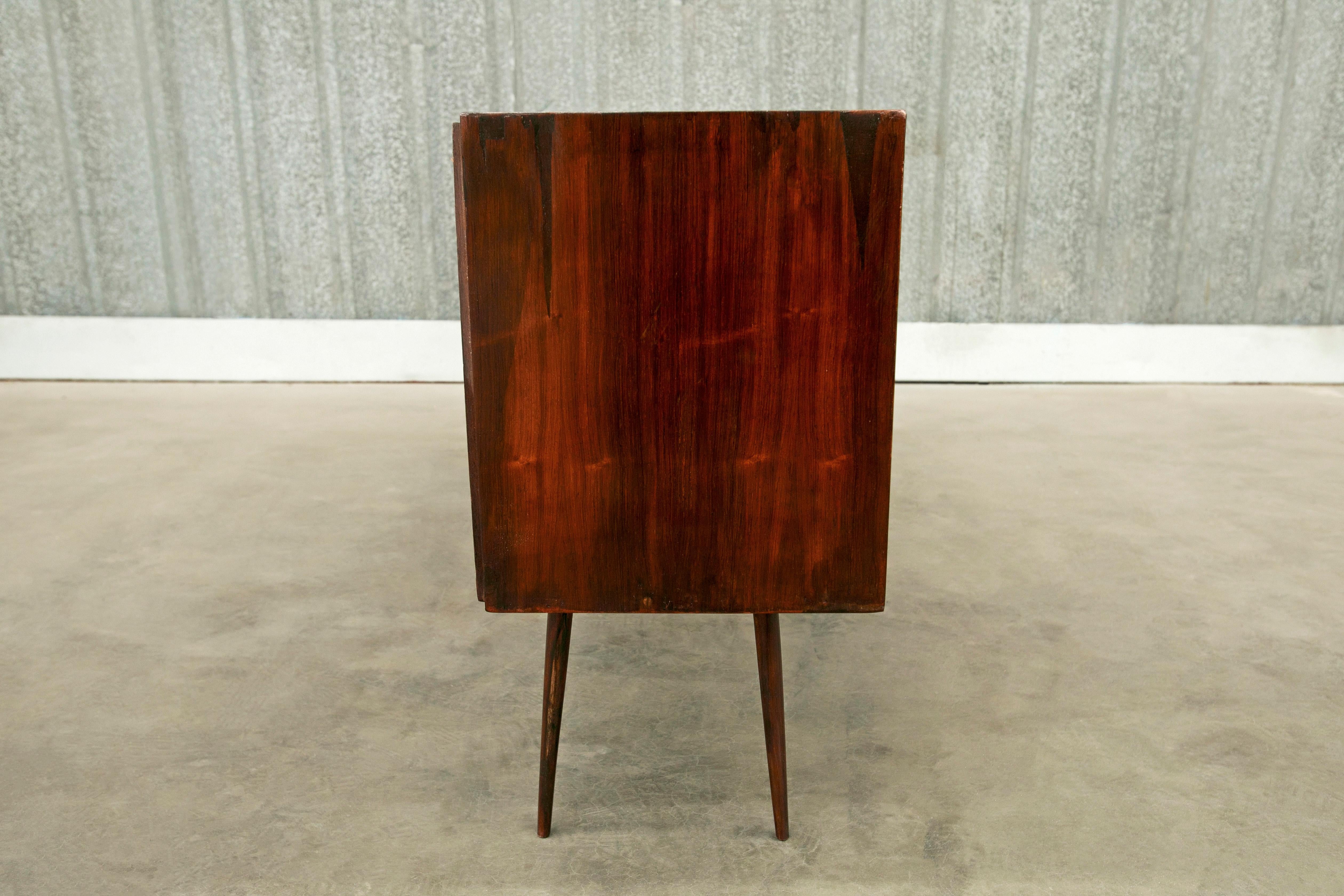 Brazilian Modern Bar in Rosewood and White Finish, by Forma, 1960s, Brazil In Good Condition For Sale In New York, NY