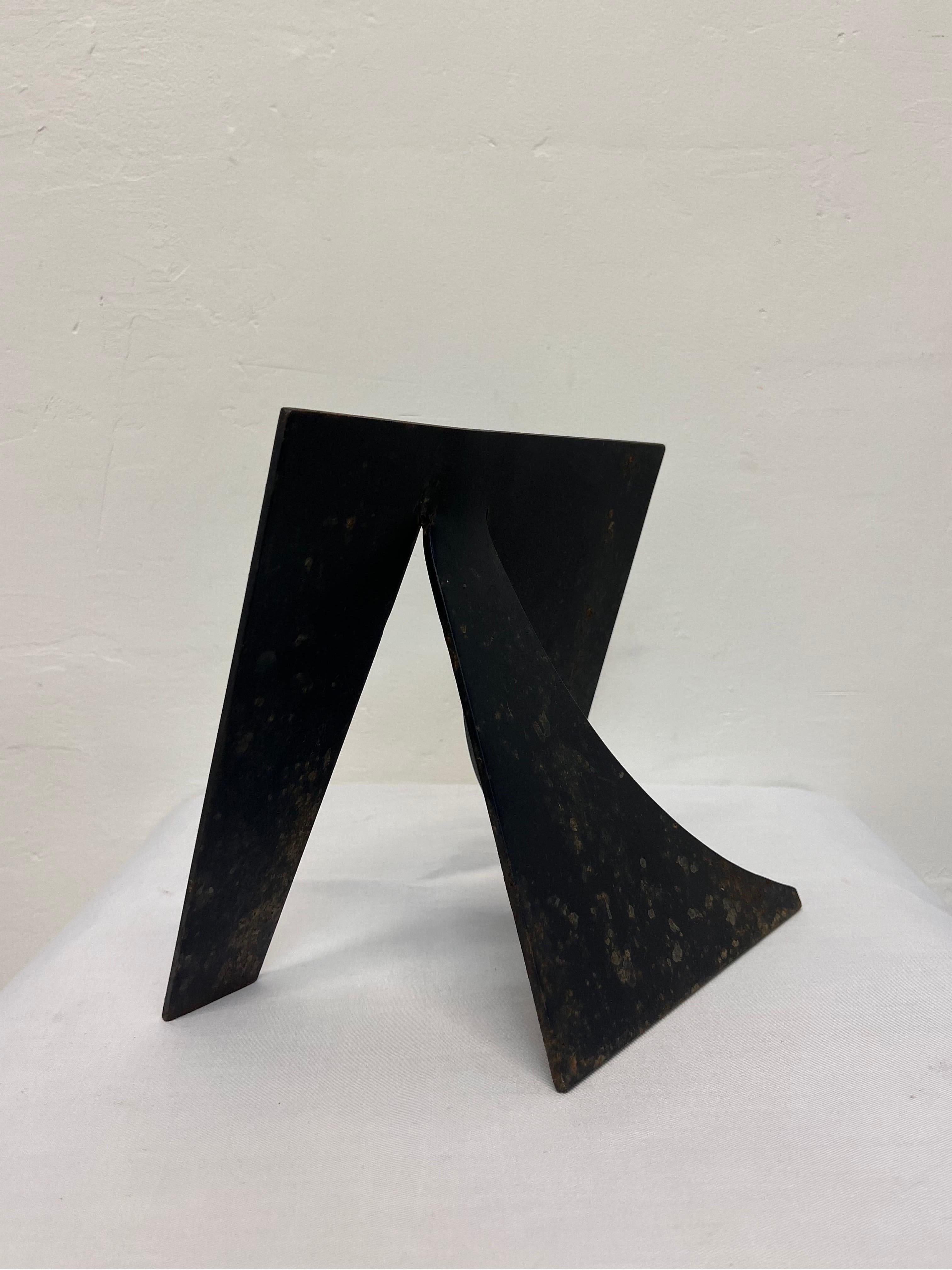 20ième siècle Sculpture de table abstraite moderne brésilienne en acier noir, années 1980 en vente