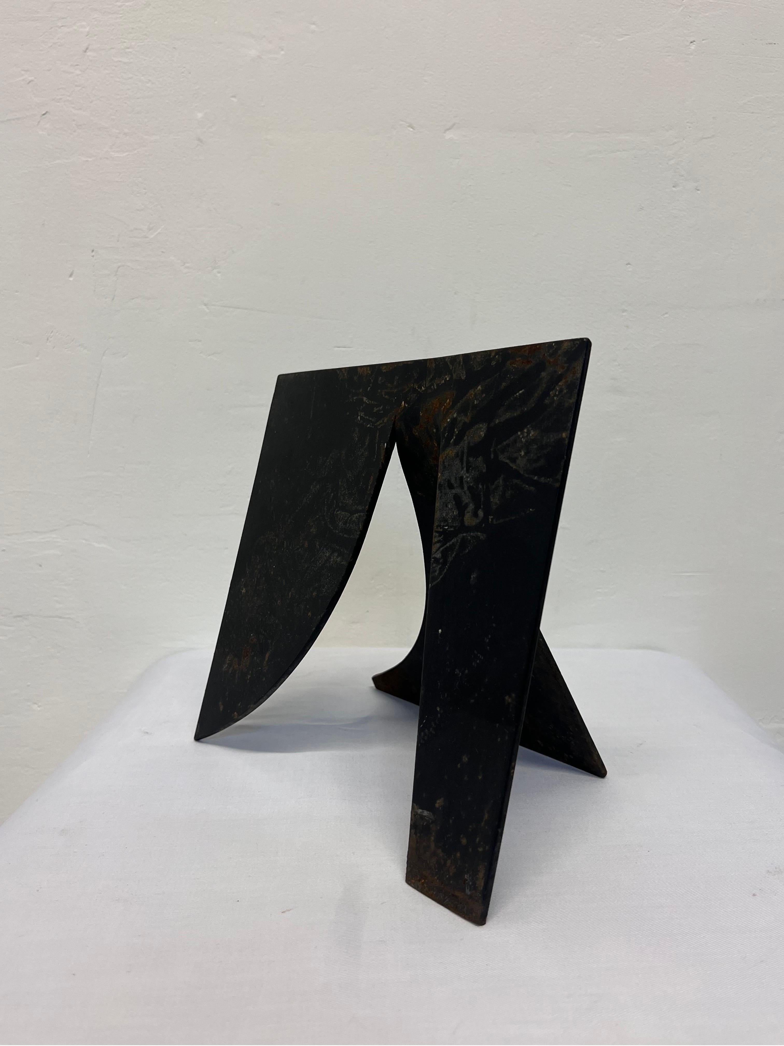 Sculpture de table abstraite moderne brésilienne en acier noir, années 1980 en vente 1