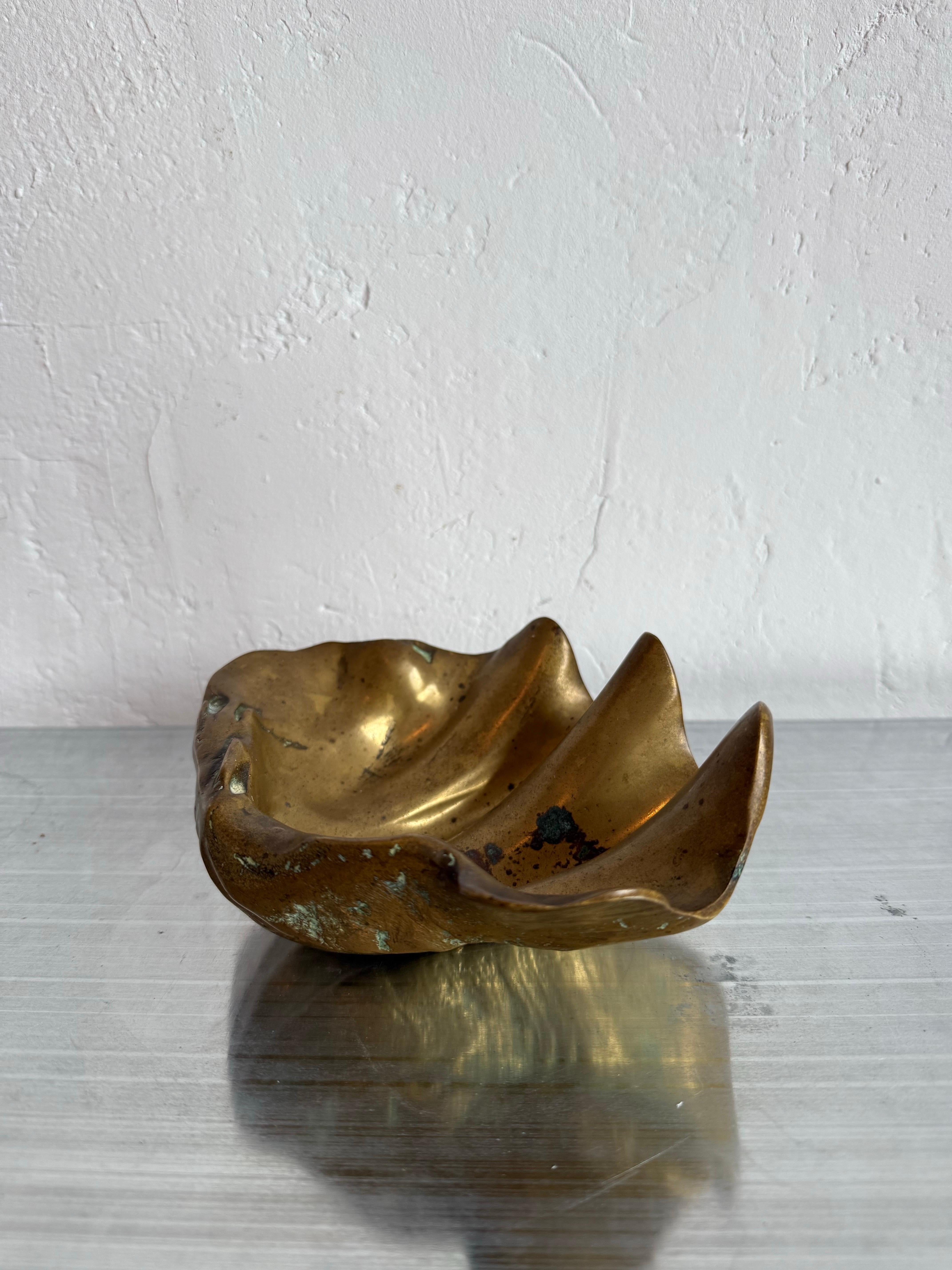 Brazilian Modern Bronze Clam Shell Ashtray or Catchall, 1960s In Good Condition For Sale In Miami, FL