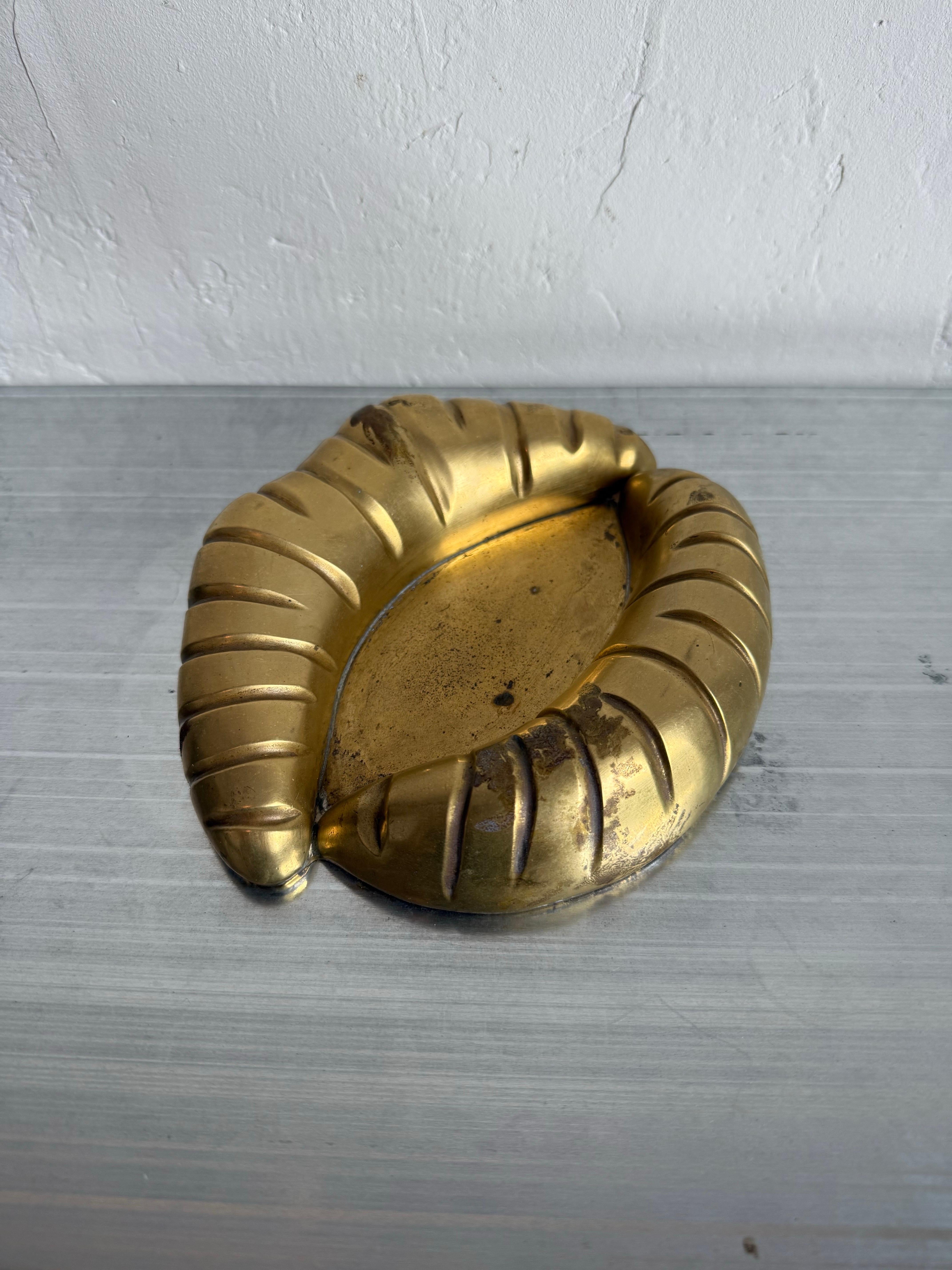 Posacenere o portacenere moderno brasiliano in bronzo a forma di labbra, anni '60 in vendita 3