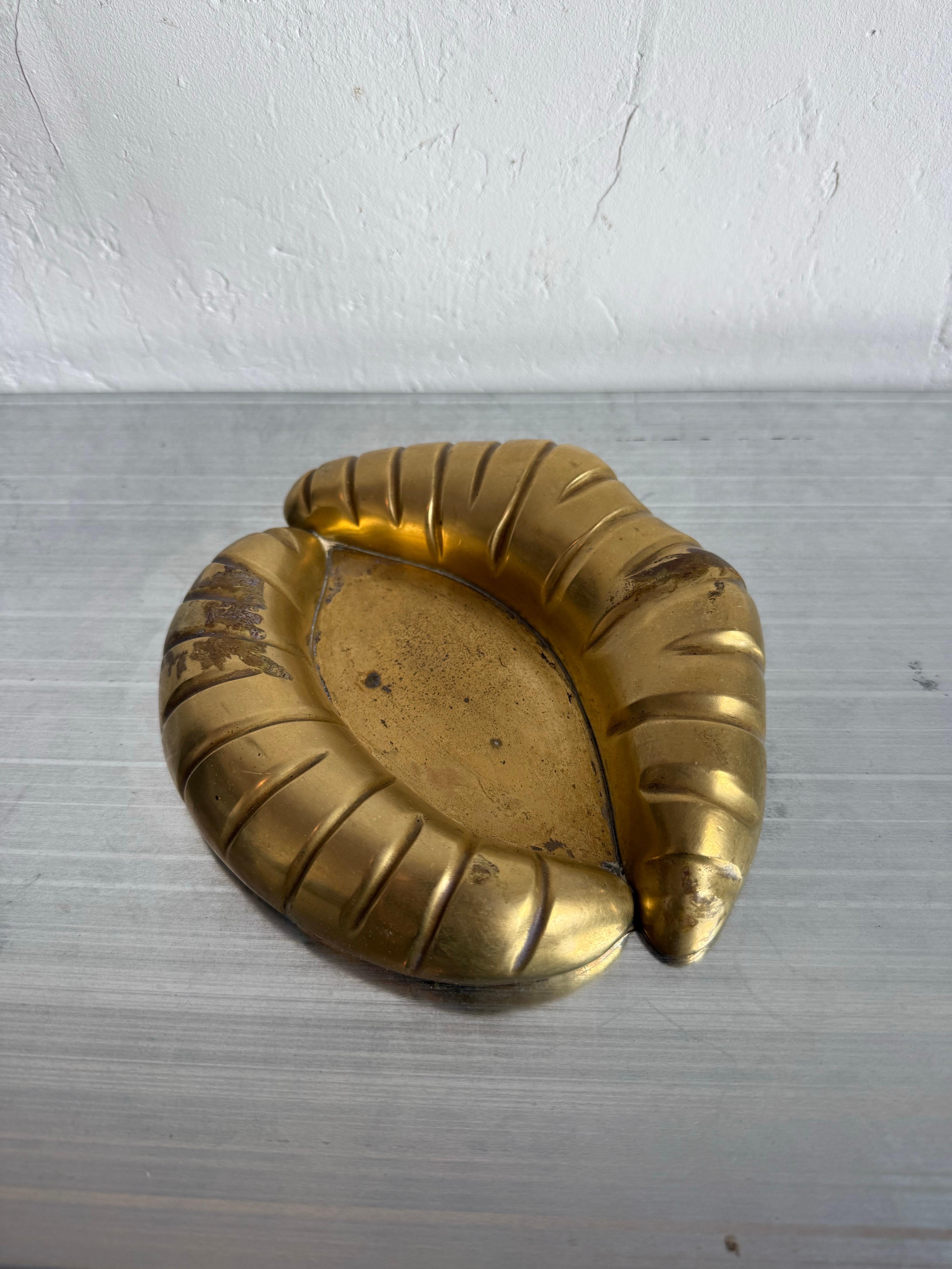 Posacenere o portacenere moderno brasiliano in bronzo a forma di labbra, anni '60 in vendita 4