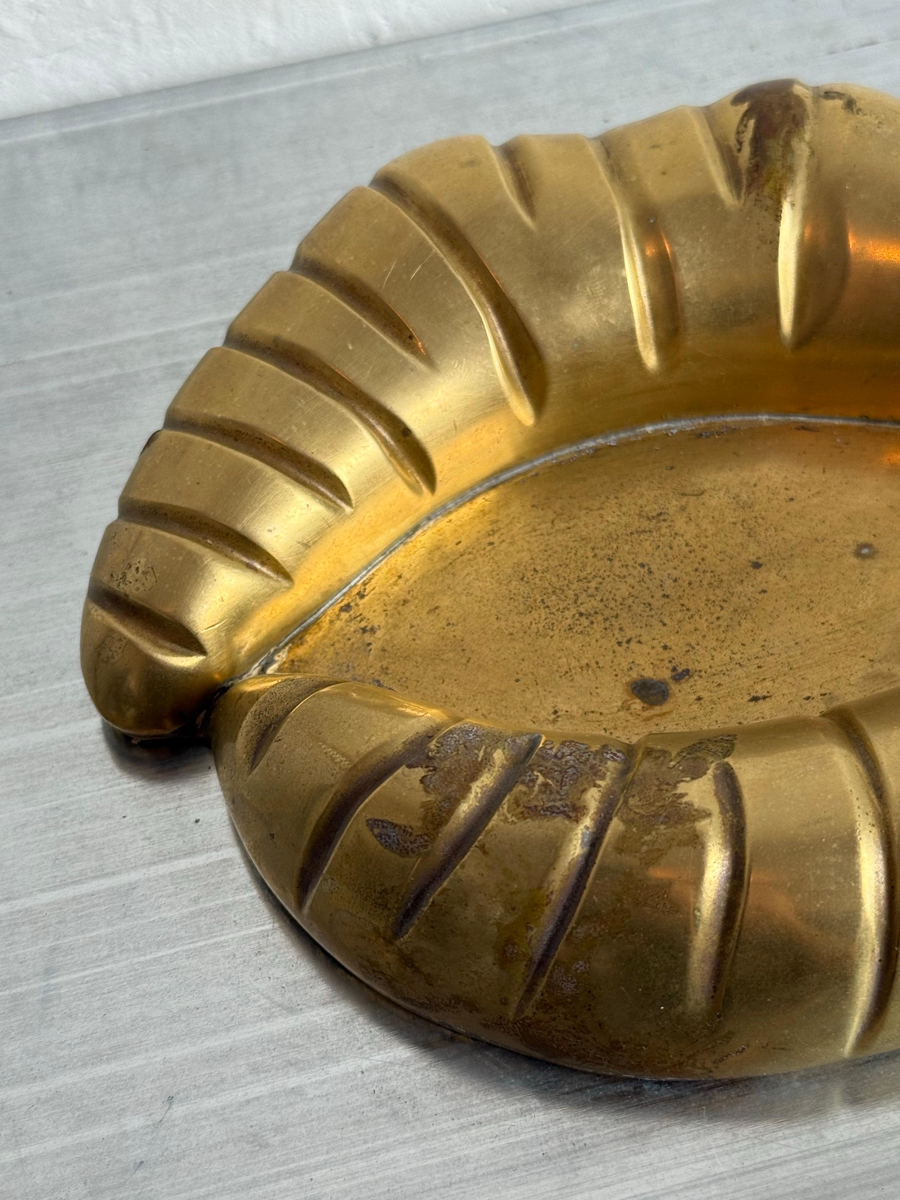 Posacenere o portacenere moderno brasiliano in bronzo a forma di labbra, anni '60 in vendita 5