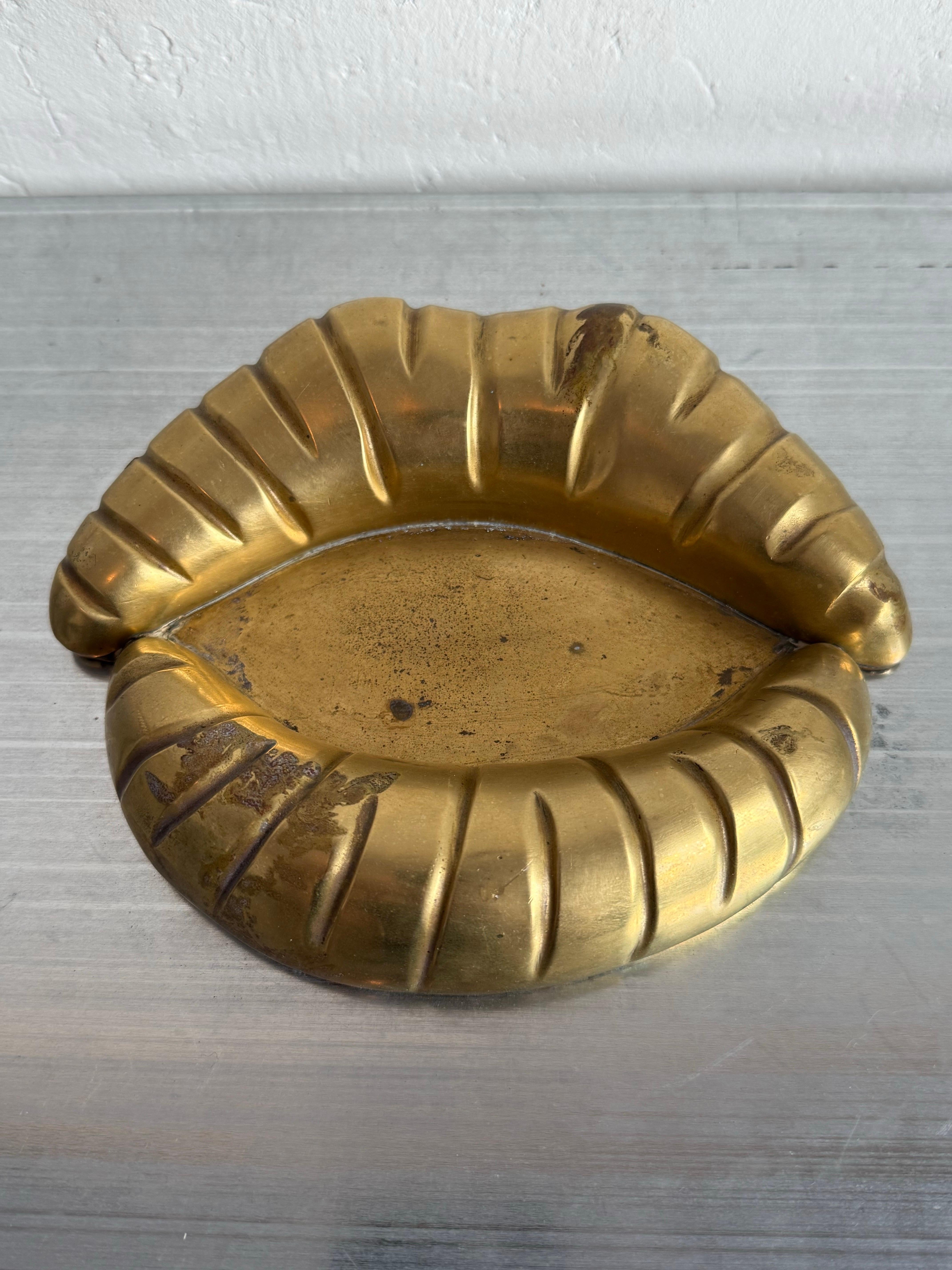 Posacenere o portacenere moderno brasiliano in bronzo a forma di labbra, anni '60 in vendita 6