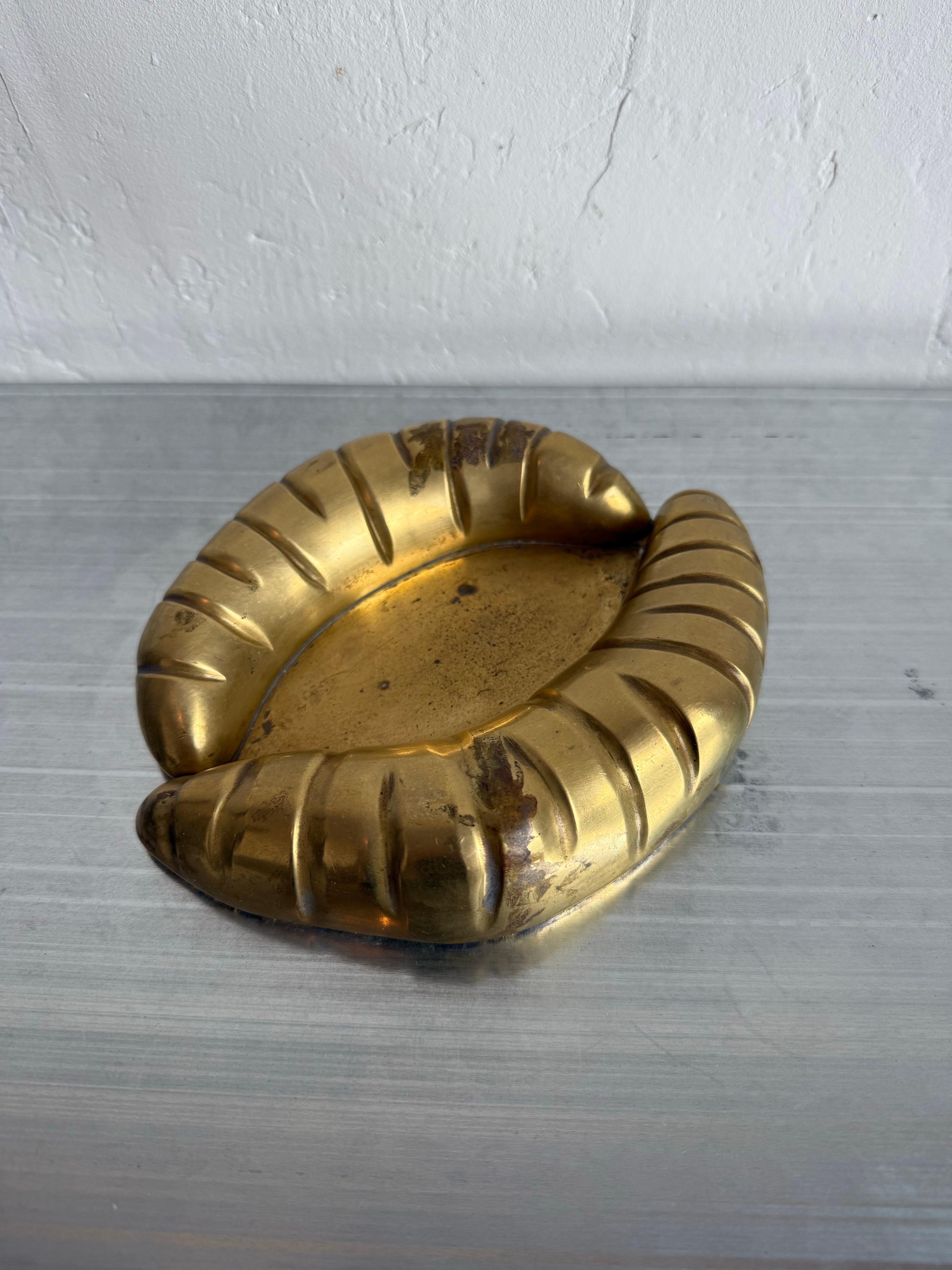 Posacenere o portacenere moderno brasiliano in bronzo a forma di labbra, anni '60 in vendita 9