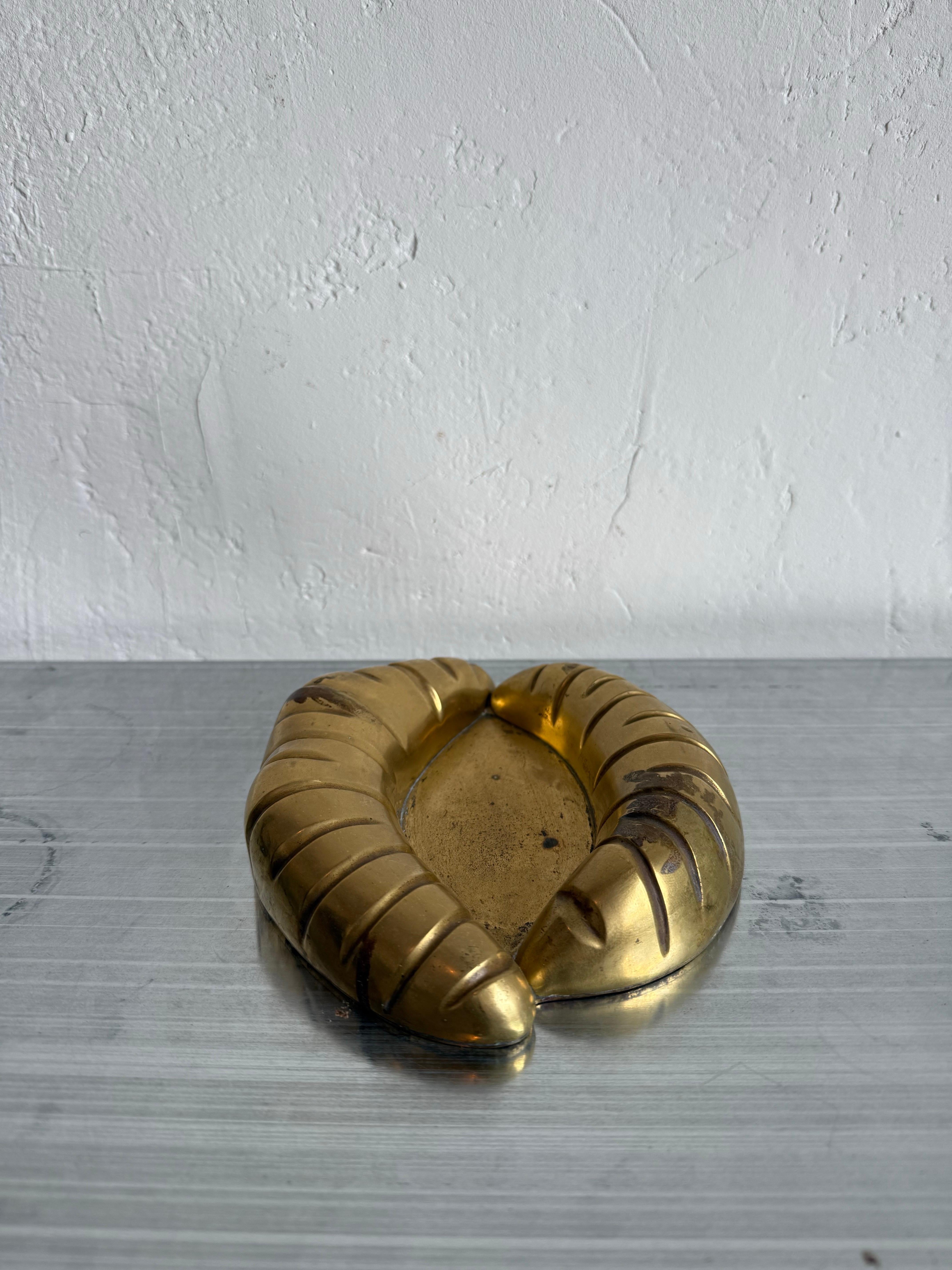 Brasiliano Posacenere o portacenere moderno brasiliano in bronzo a forma di labbra, anni '60 in vendita