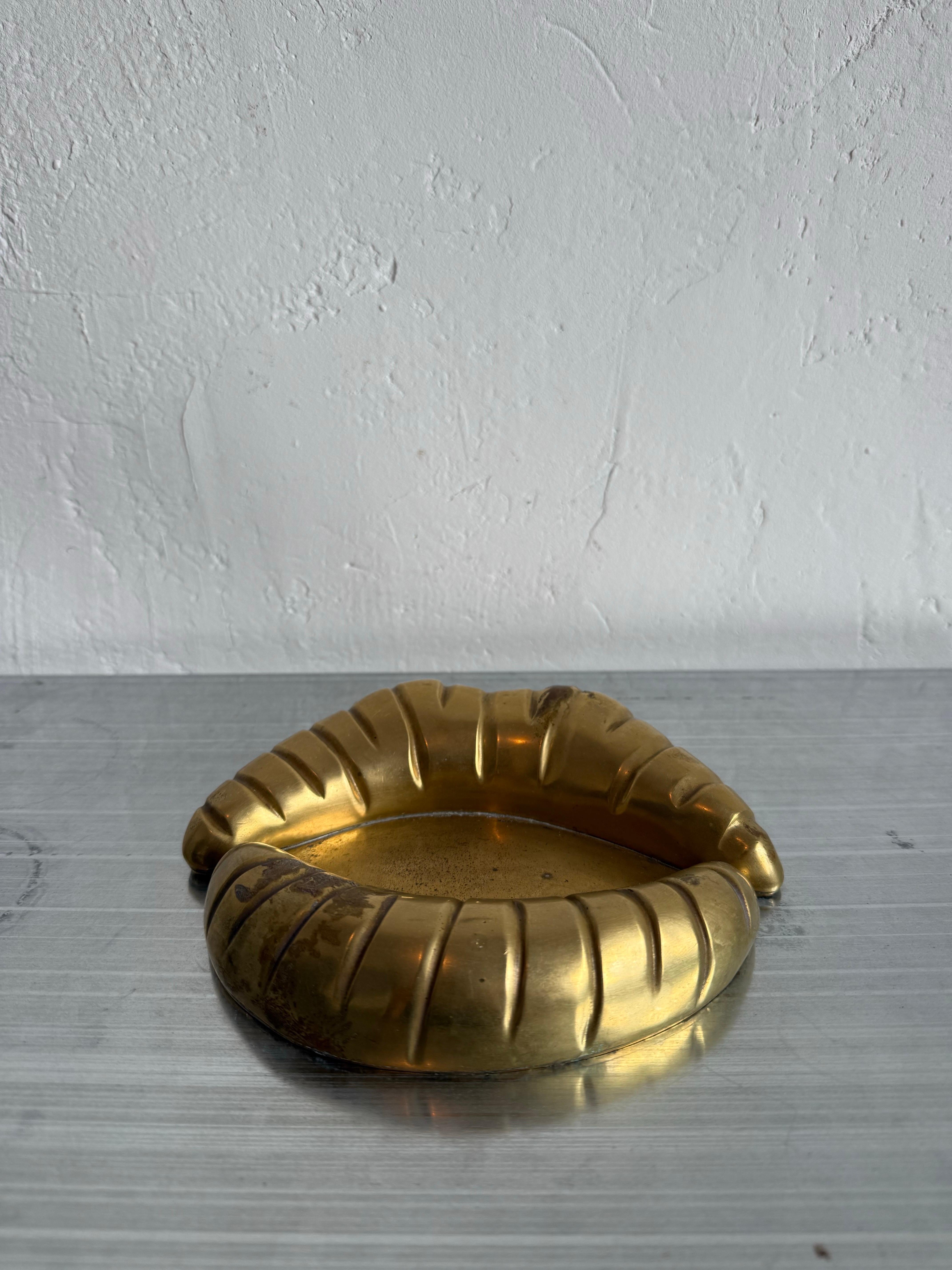 Posacenere o portacenere moderno brasiliano in bronzo a forma di labbra, anni '60 In condizioni buone in vendita a Miami, FL