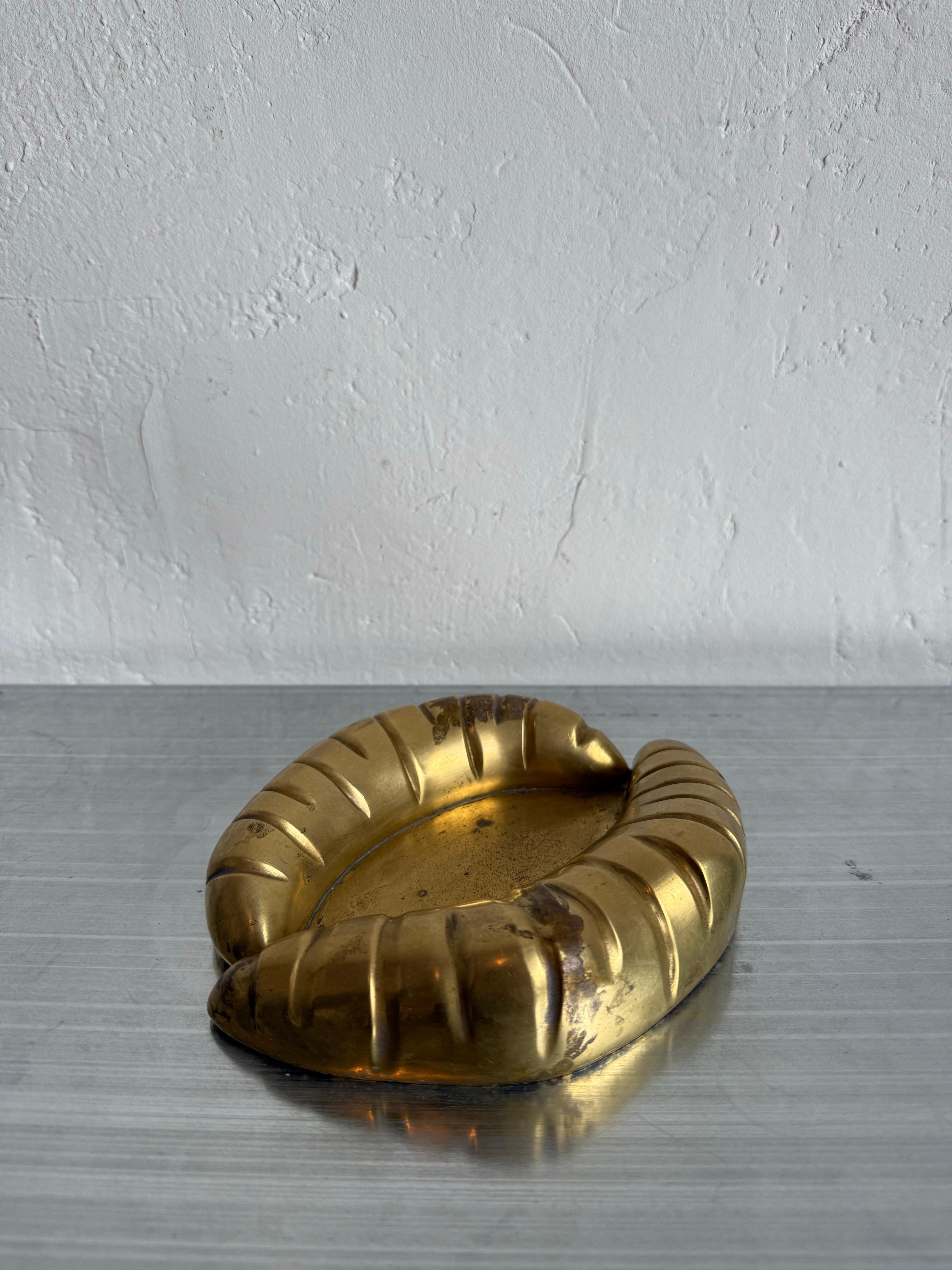 XX secolo Posacenere o portacenere moderno brasiliano in bronzo a forma di labbra, anni '60 in vendita