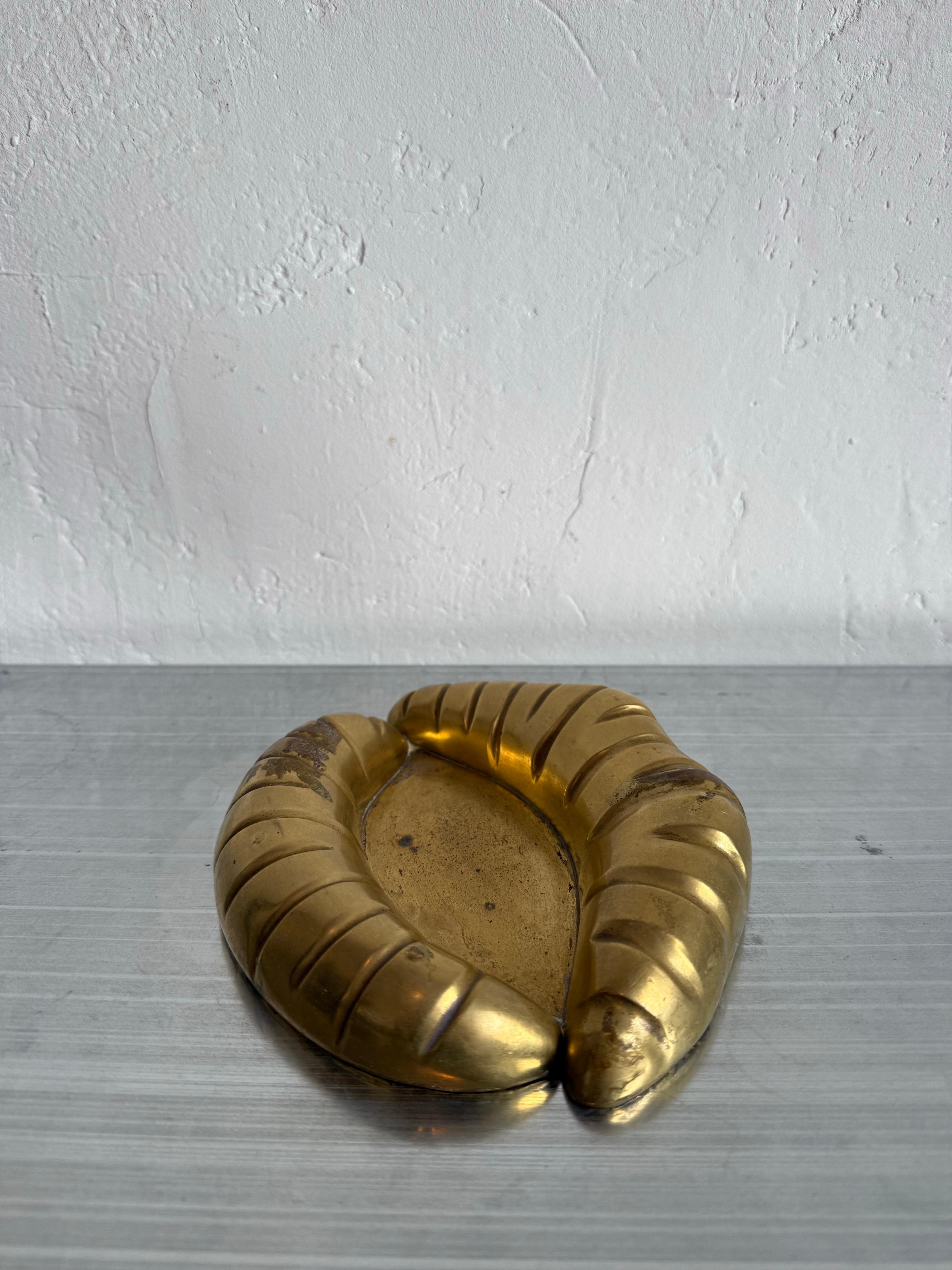 Bronzo Posacenere o portacenere moderno brasiliano in bronzo a forma di labbra, anni '60 in vendita