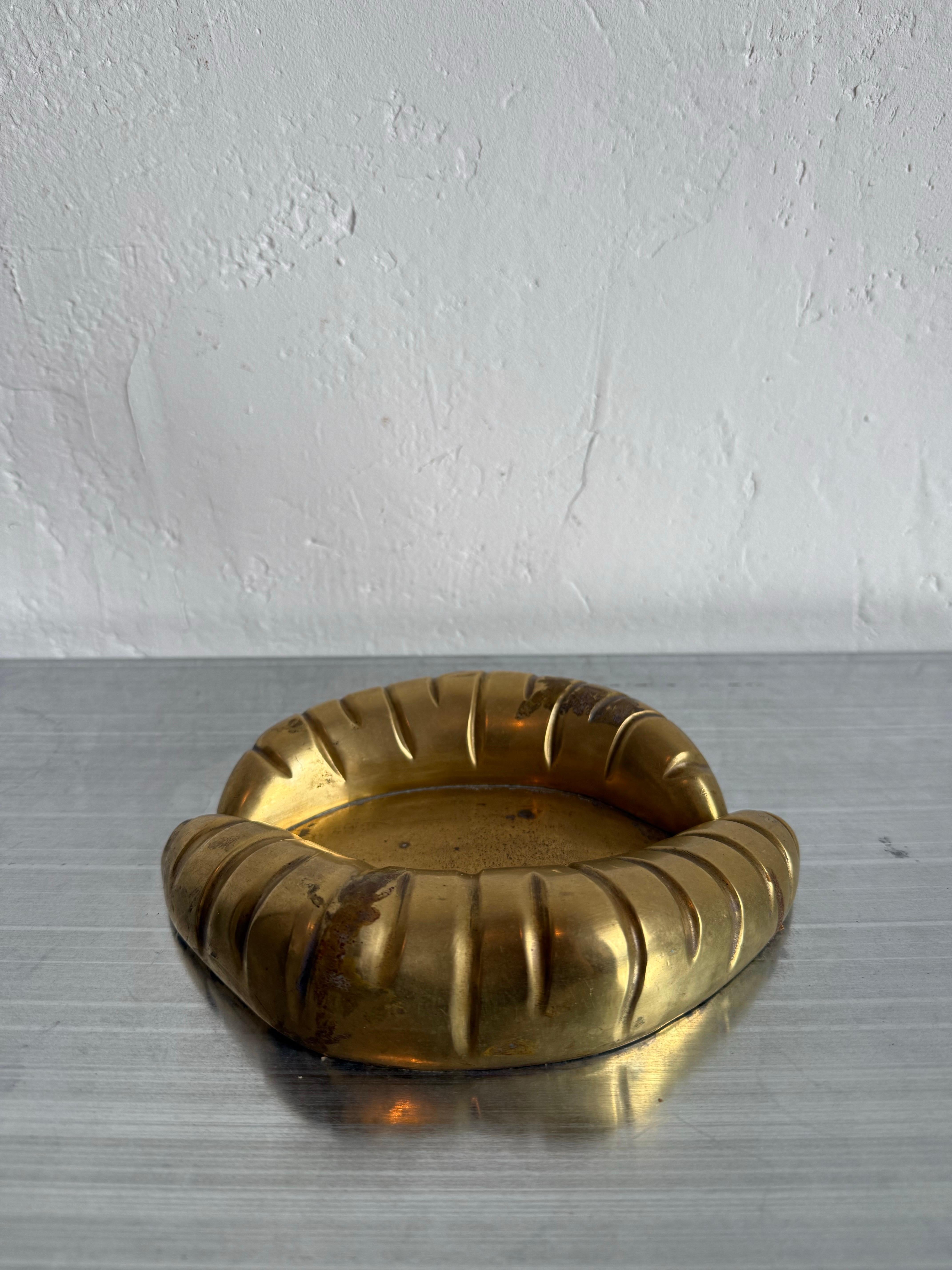 Posacenere o portacenere moderno brasiliano in bronzo a forma di labbra, anni '60 in vendita 2