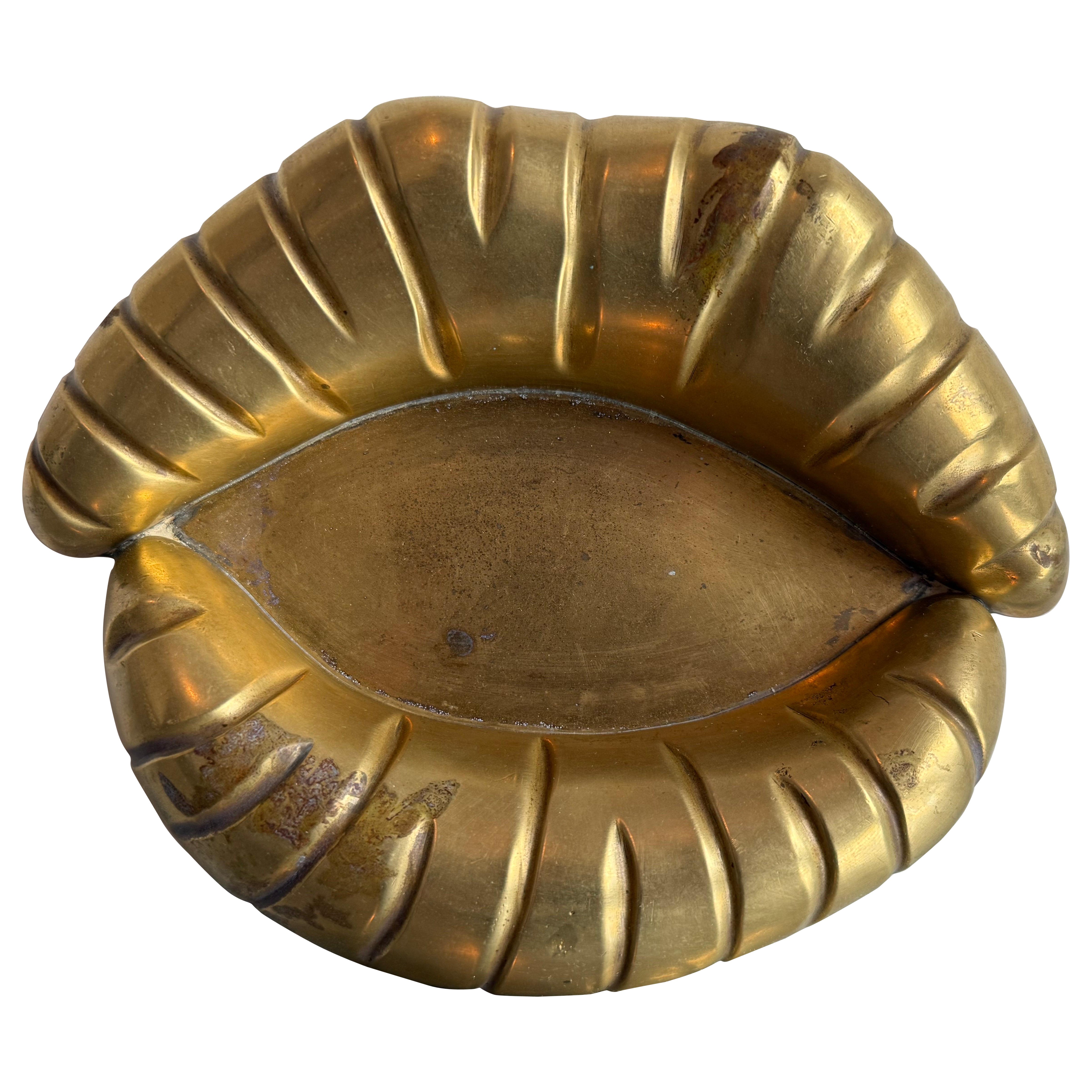 Posacenere o portacenere moderno brasiliano in bronzo a forma di labbra, anni '60 in vendita