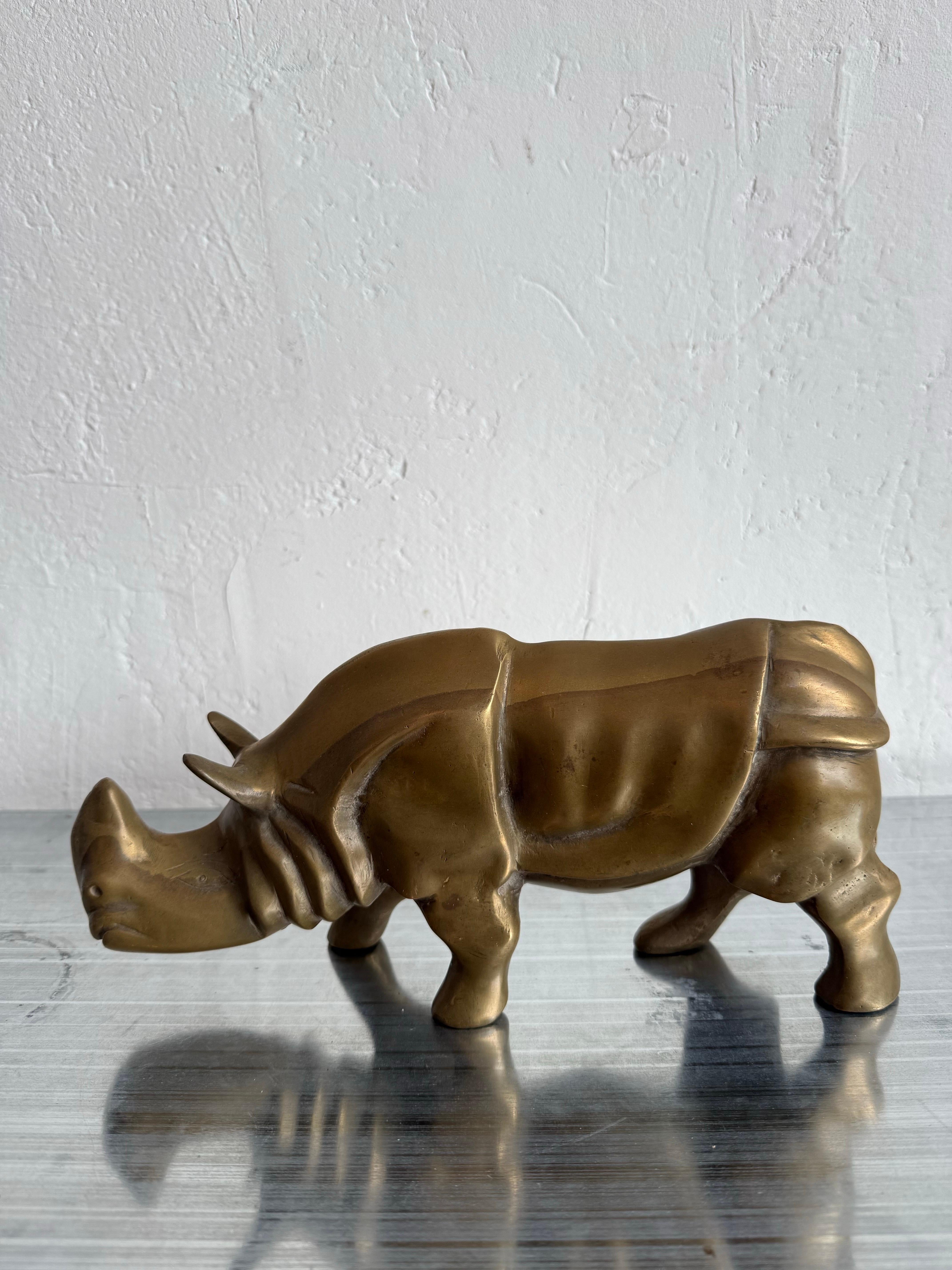 Scultura in bronzo modernista brasiliana di metà secolo raffigurante un rinoceronte del 1960 circa.