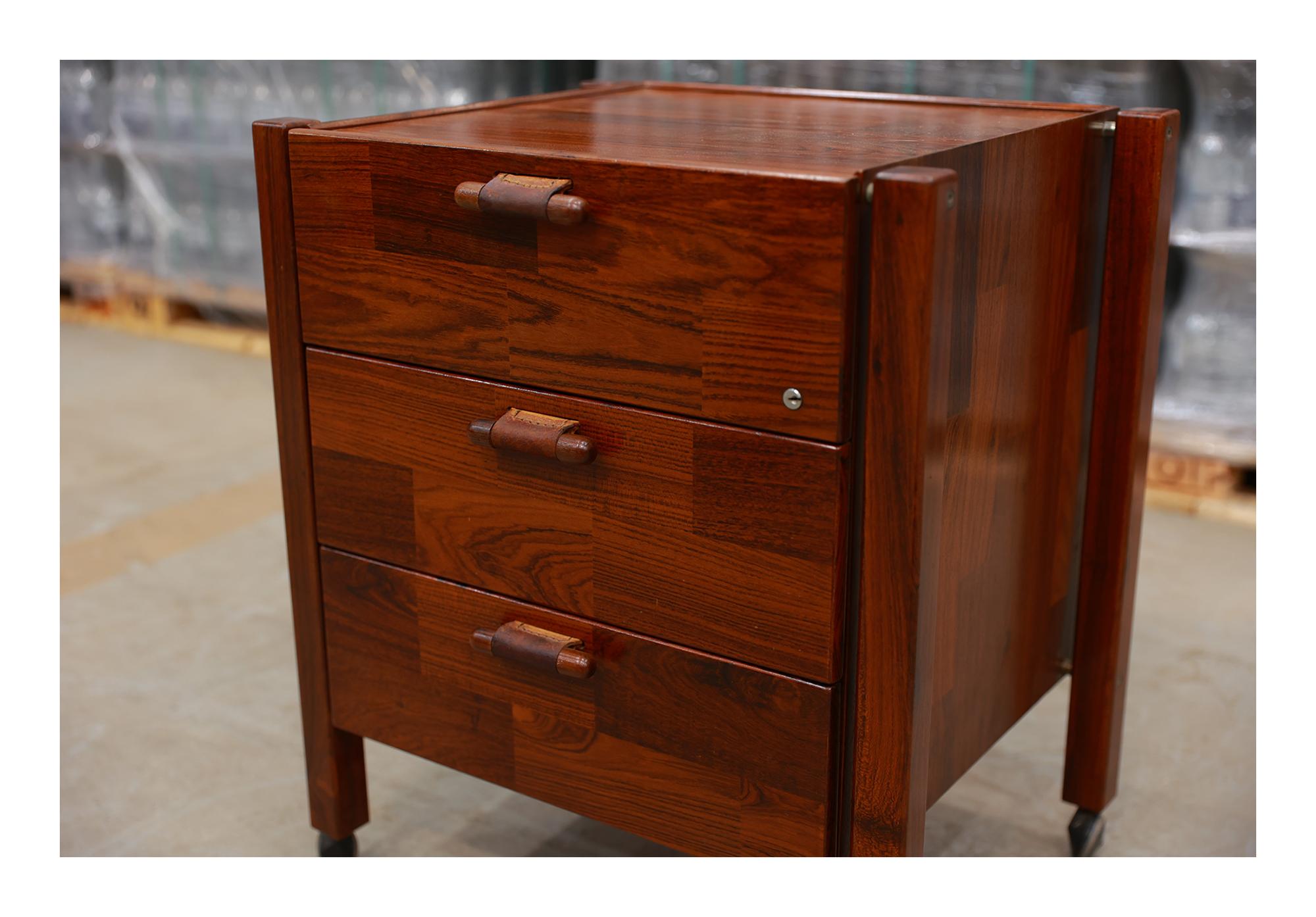 Brazilian Modern Cabinet with Three Drawers in Rosewood, Jorge Zalszupin, 1960s For Sale 1