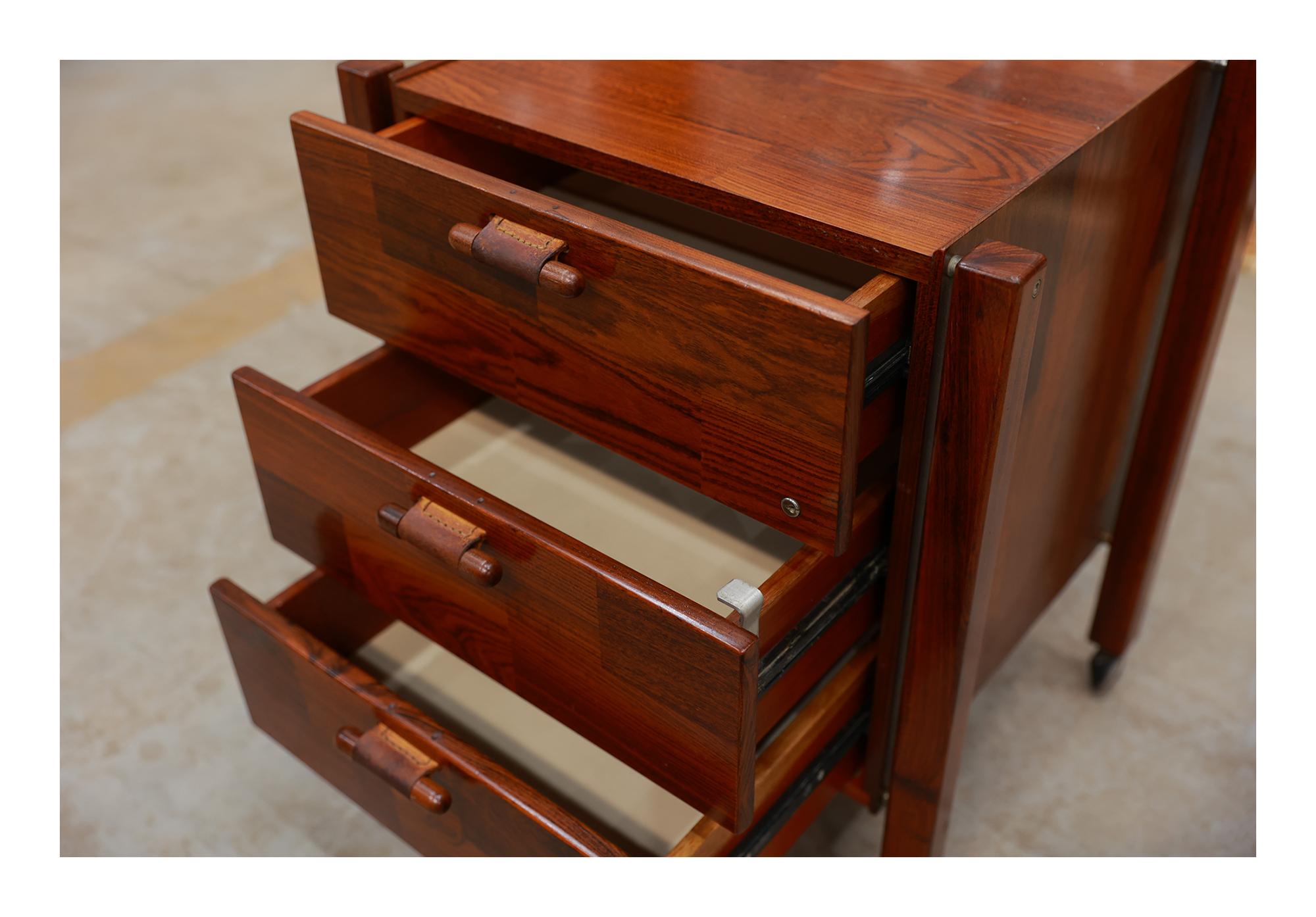 Brazilian Modern Cabinet with Three Drawers in Rosewood, Jorge Zalszupin, 1960s For Sale 2