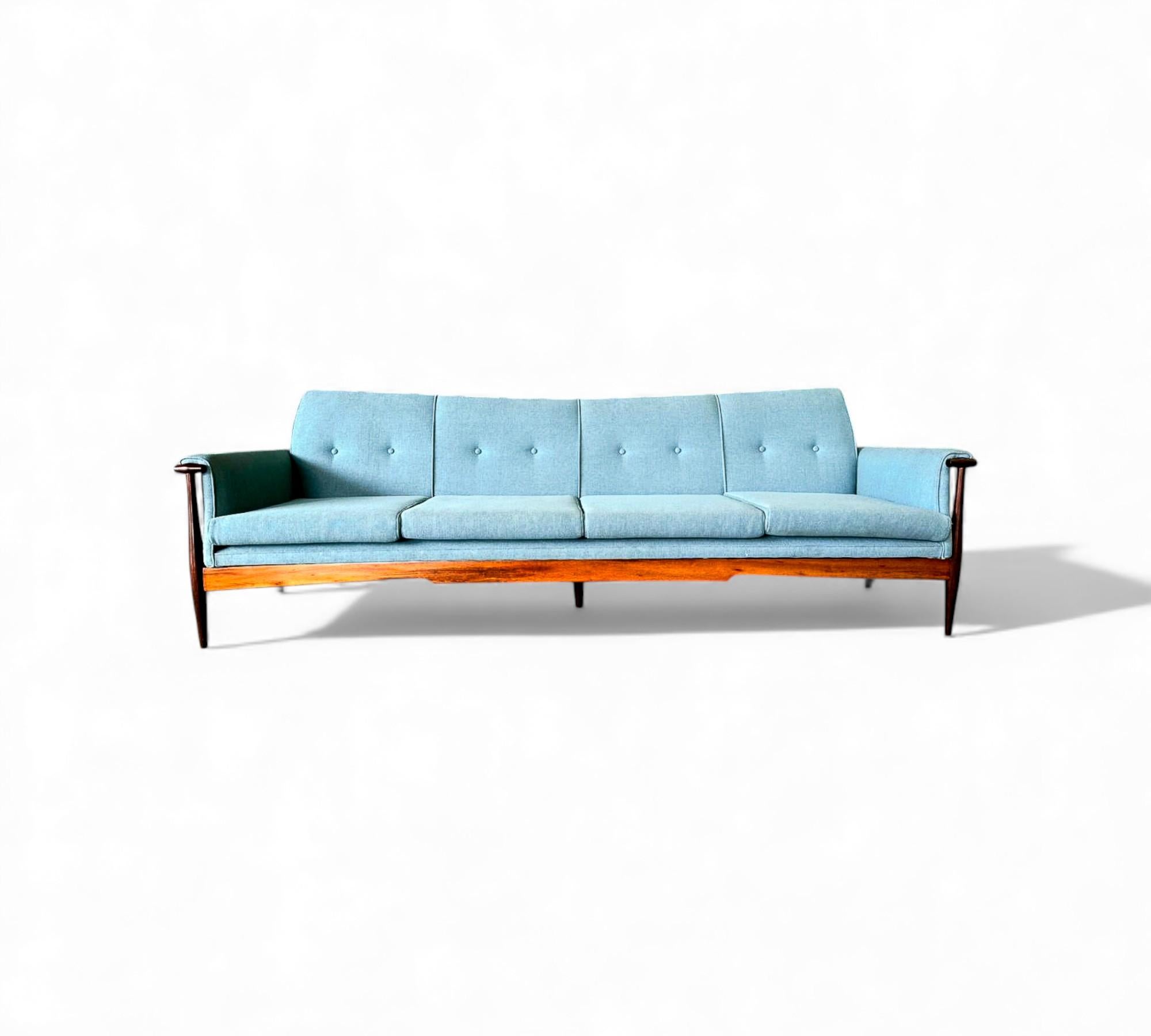 Dieses Canoa-Sofa von Liceu de Artes e Ofícios aus den 1960er Jahren ist aus massivem Palisanderholz gefertigt und zeichnet sich durch die klaren Linien und die robuste Konstruktion aus, die für die Produktion der Werkstatt in der Mitte des