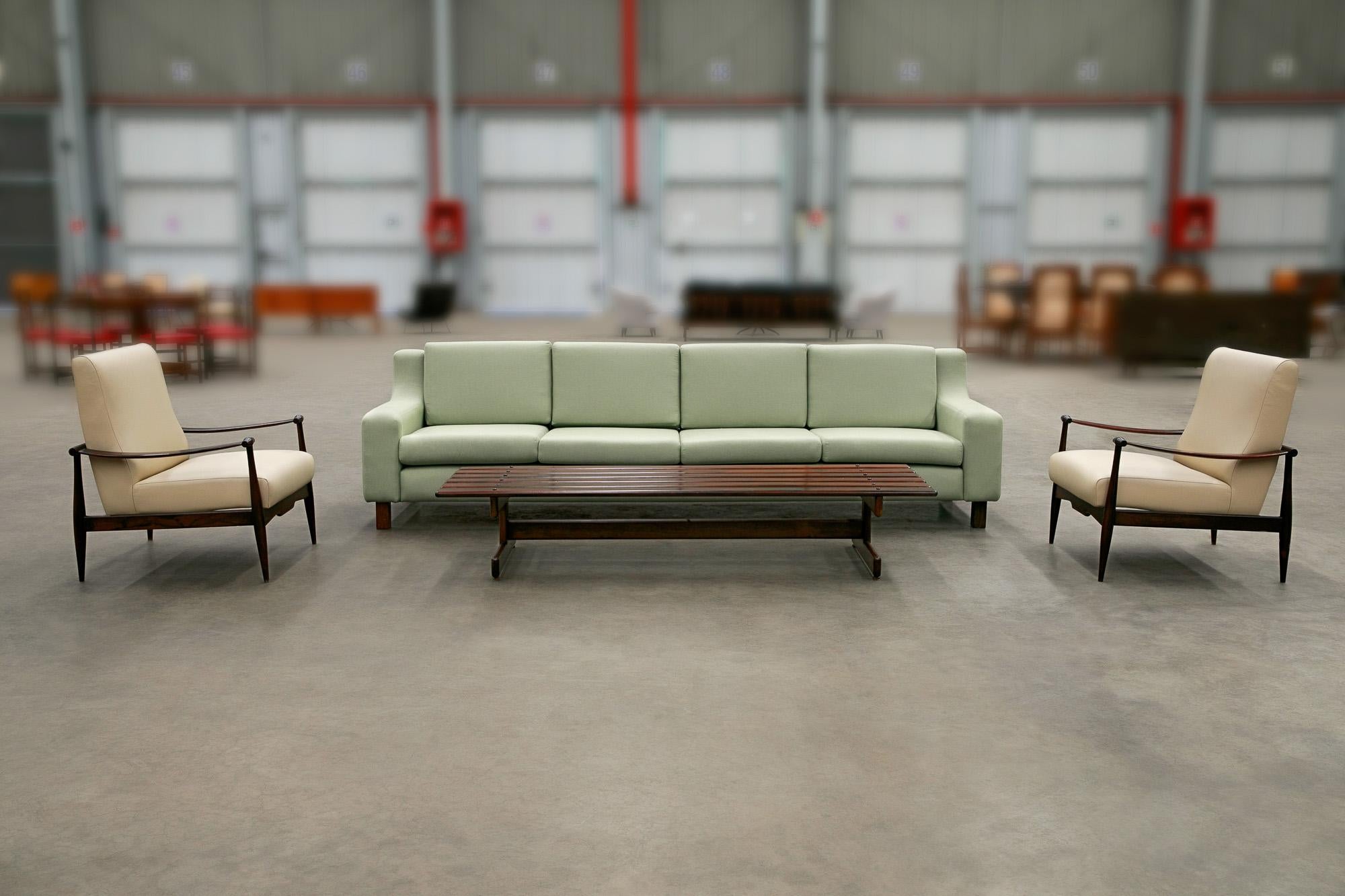 Canapé moderne brésilien en tissu vert et bois dur, Sergio Rodrigues, 1960 en vente 4