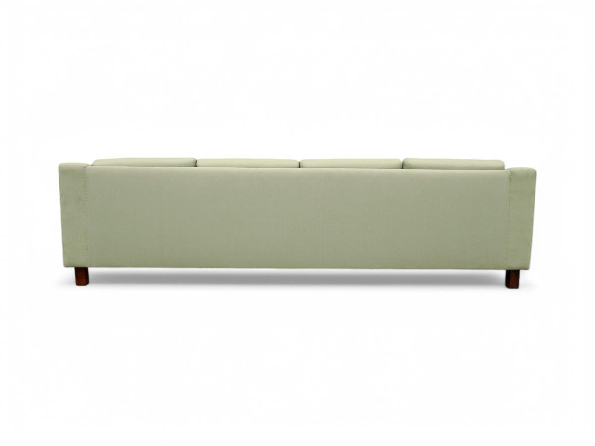 Travail du bois Canapé moderne brésilien en tissu vert et bois dur, Sergio Rodrigues, 1960 en vente