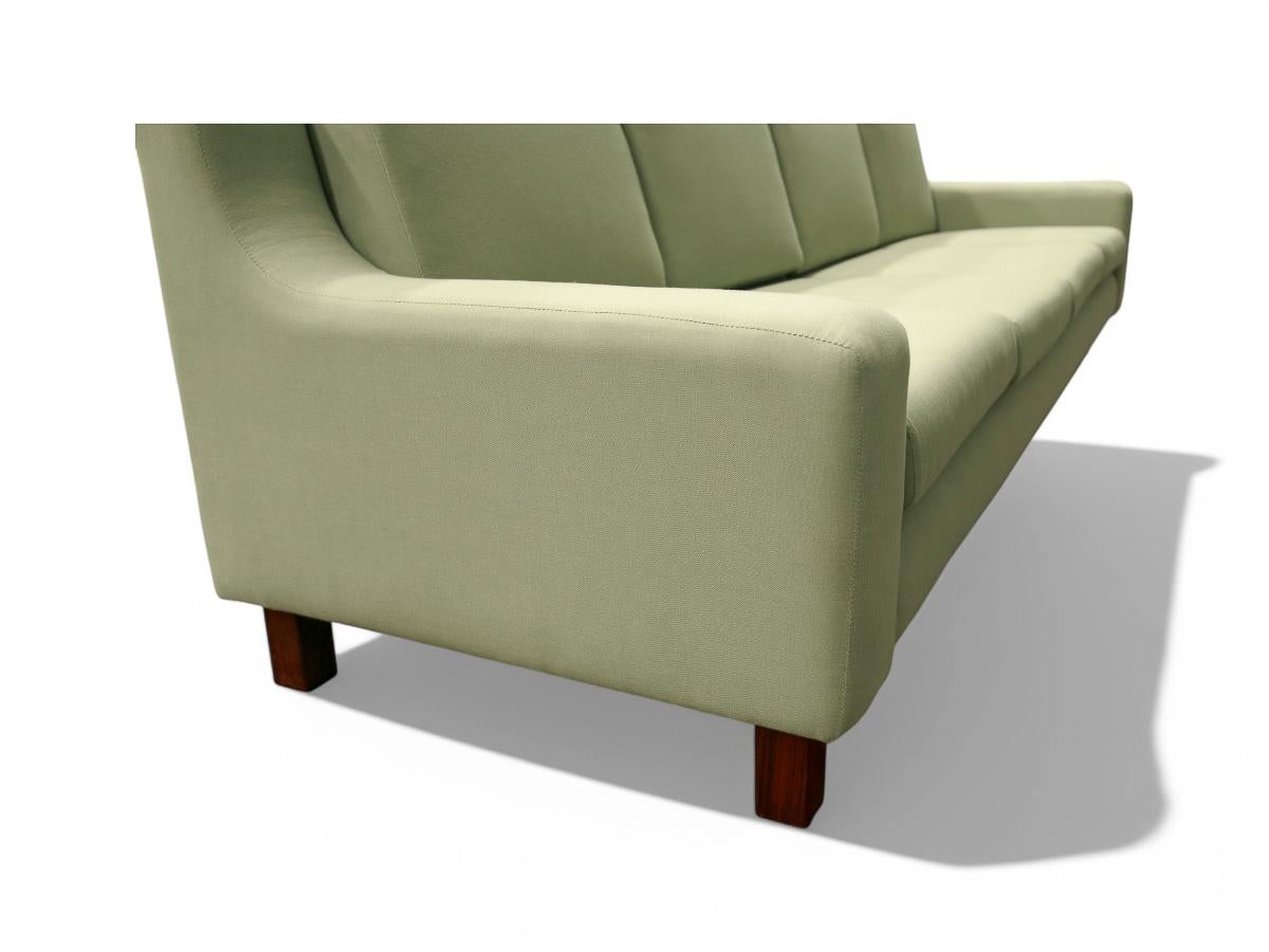Canapé moderne brésilien en tissu vert et bois dur, Sergio Rodrigues, 1960 Bon état - En vente à New York, NY