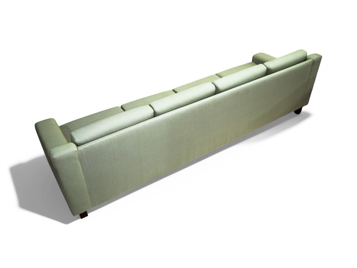Canapé moderne brésilien en tissu vert et bois dur, Sergio Rodrigues, 1960 en vente 1