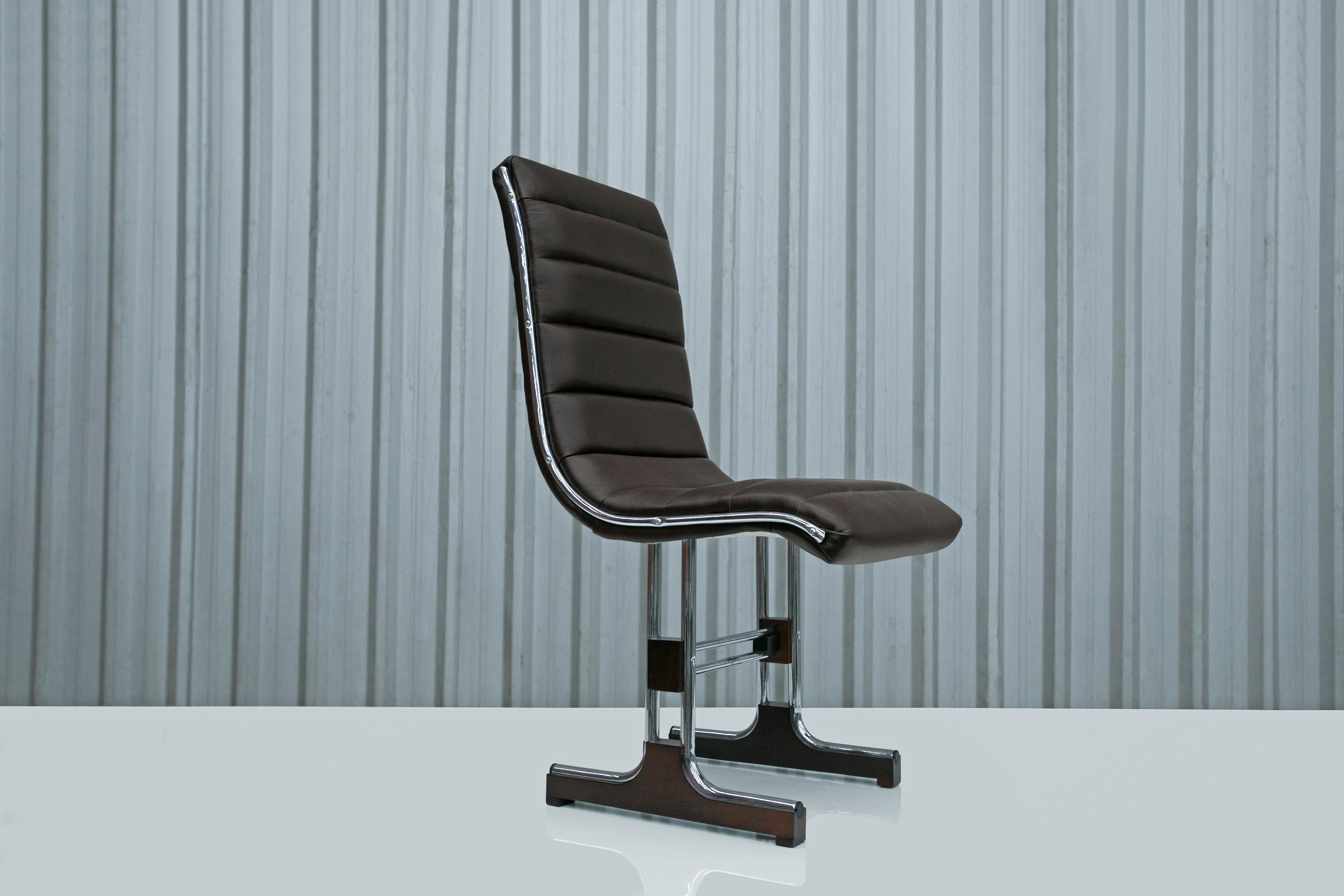 Disponible aujourd'hui, cet ensemble de chaises modernes brésiliennes en métal chromé, bois et cuir de Barszenski est absolument stupéfiant. 

Les pieds et la base de la chaise ont été rénovés en métal chromé. La structure du siège est en bois dur