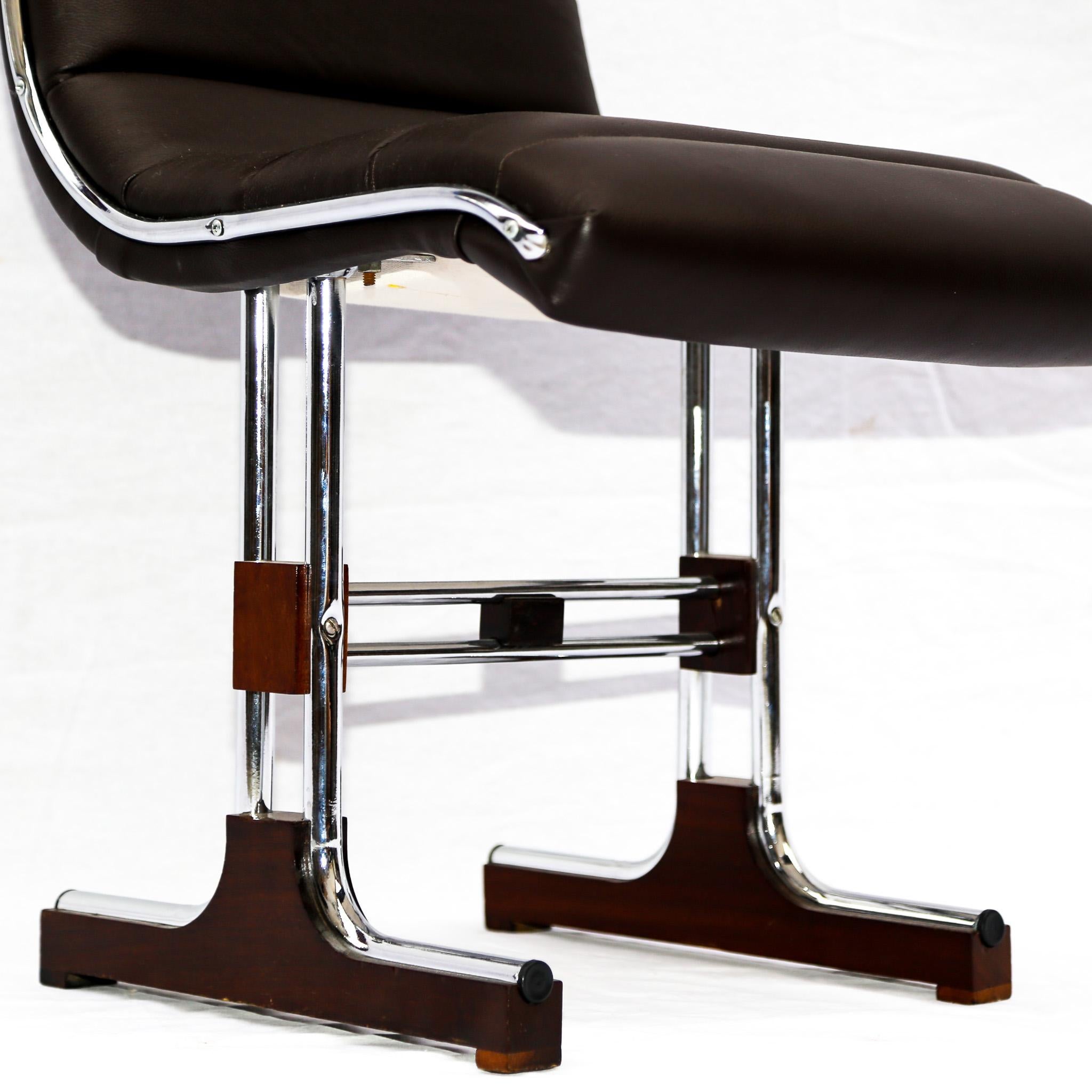Fin du 20e siècle Ensemble de chaises modernes brésiliennes en cuir, chrome et bois de feuillus, par Braszenski, 1970 en vente