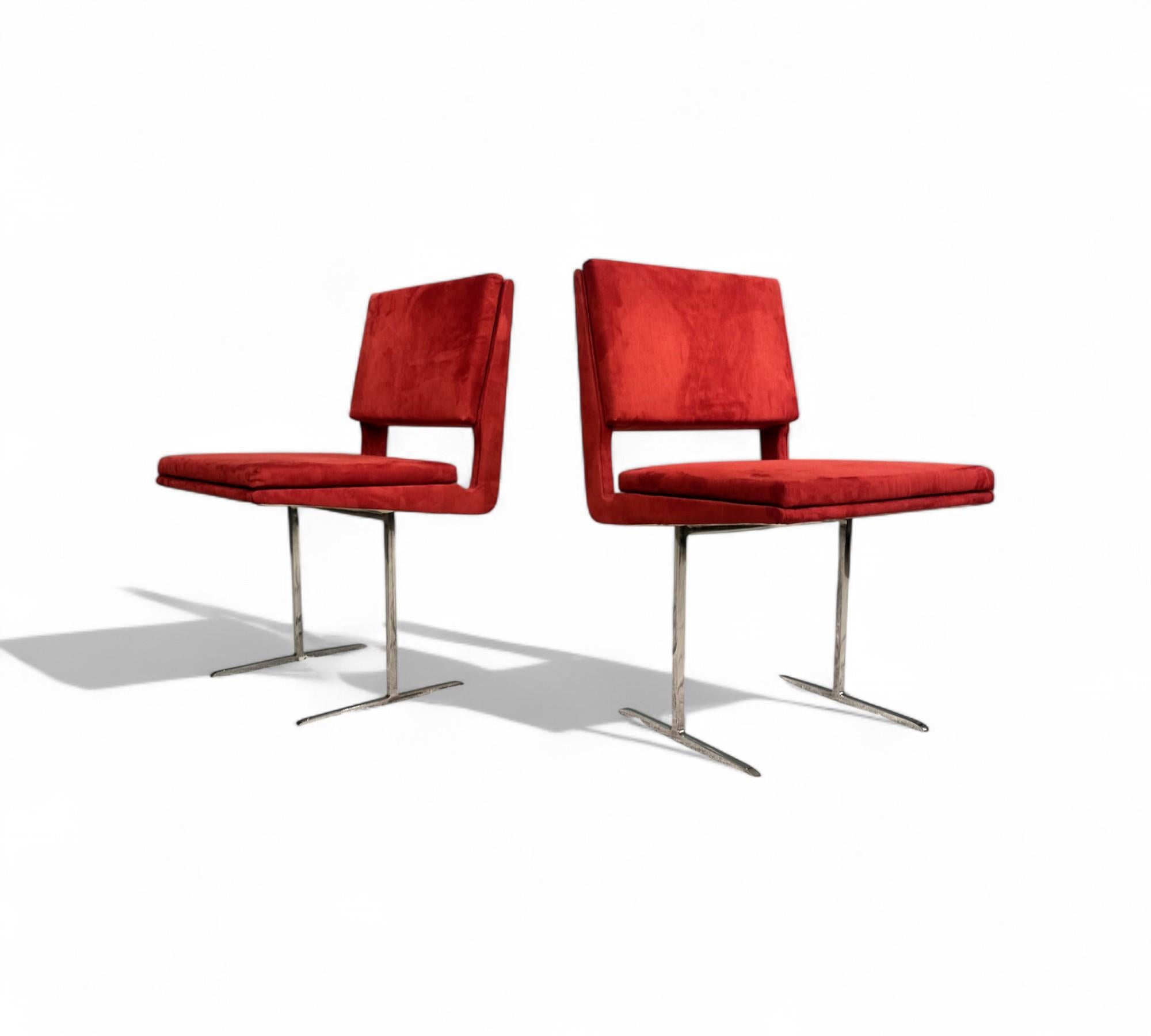 Disponibili da oggi, queste sedie moderne di metà secolo in tessuto cromato e rosso di Jorge Zalszupin, 1965 Brasile, sono un vero spettacolo!
 
Queste splendide sedie presentano un design super elegante composto da due gambe cromate e una struttura