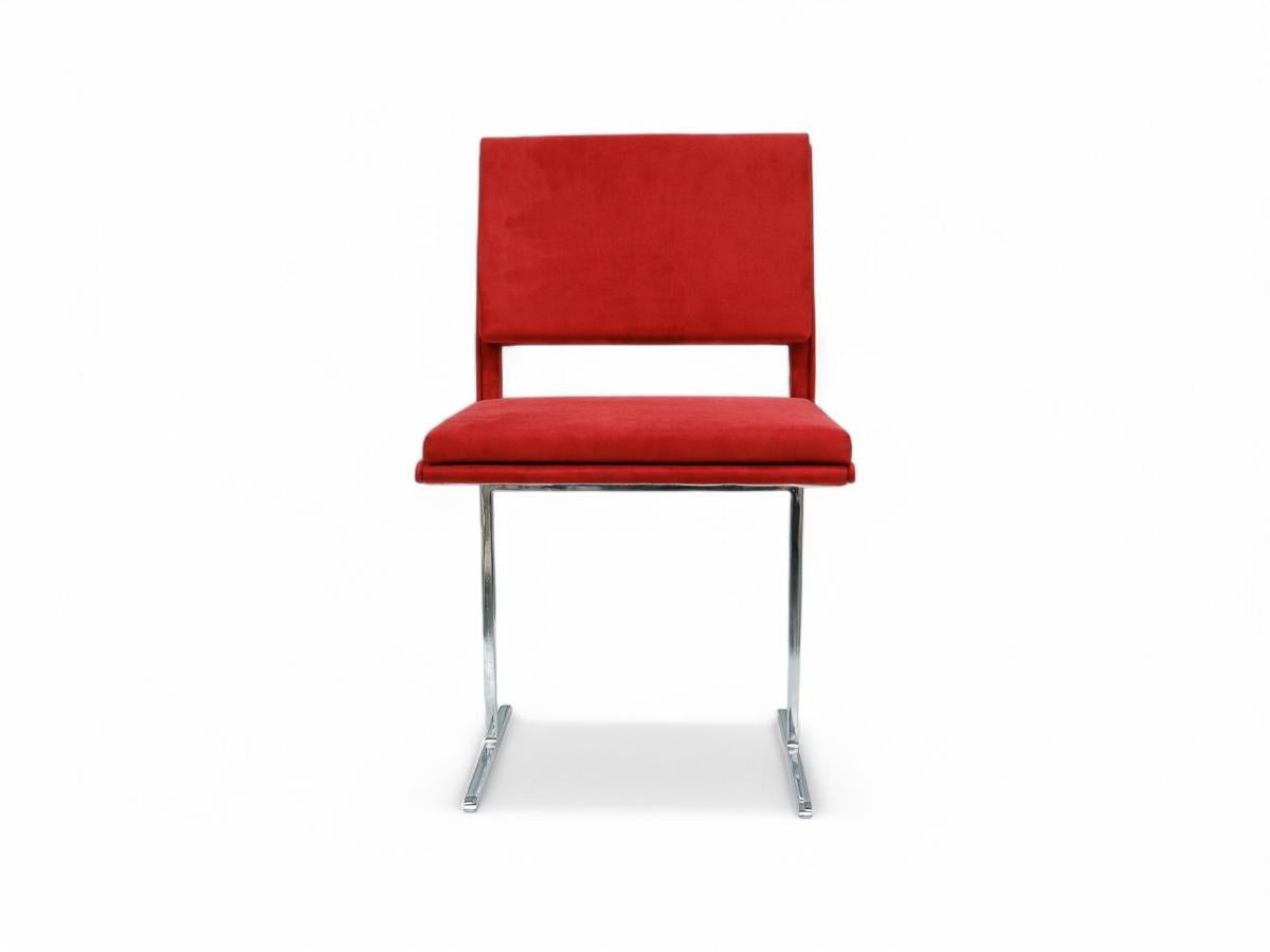 Disponibles hoy, estas sillas modernas de mediados de siglo en tejido cromo y rojo de Jorge Zalszupin, Brasil, 1965, ¡son un espectáculo!
 
Estas preciosas sillas presentan un diseño superelegante compuesto por dos patas cromadas y una estructura de