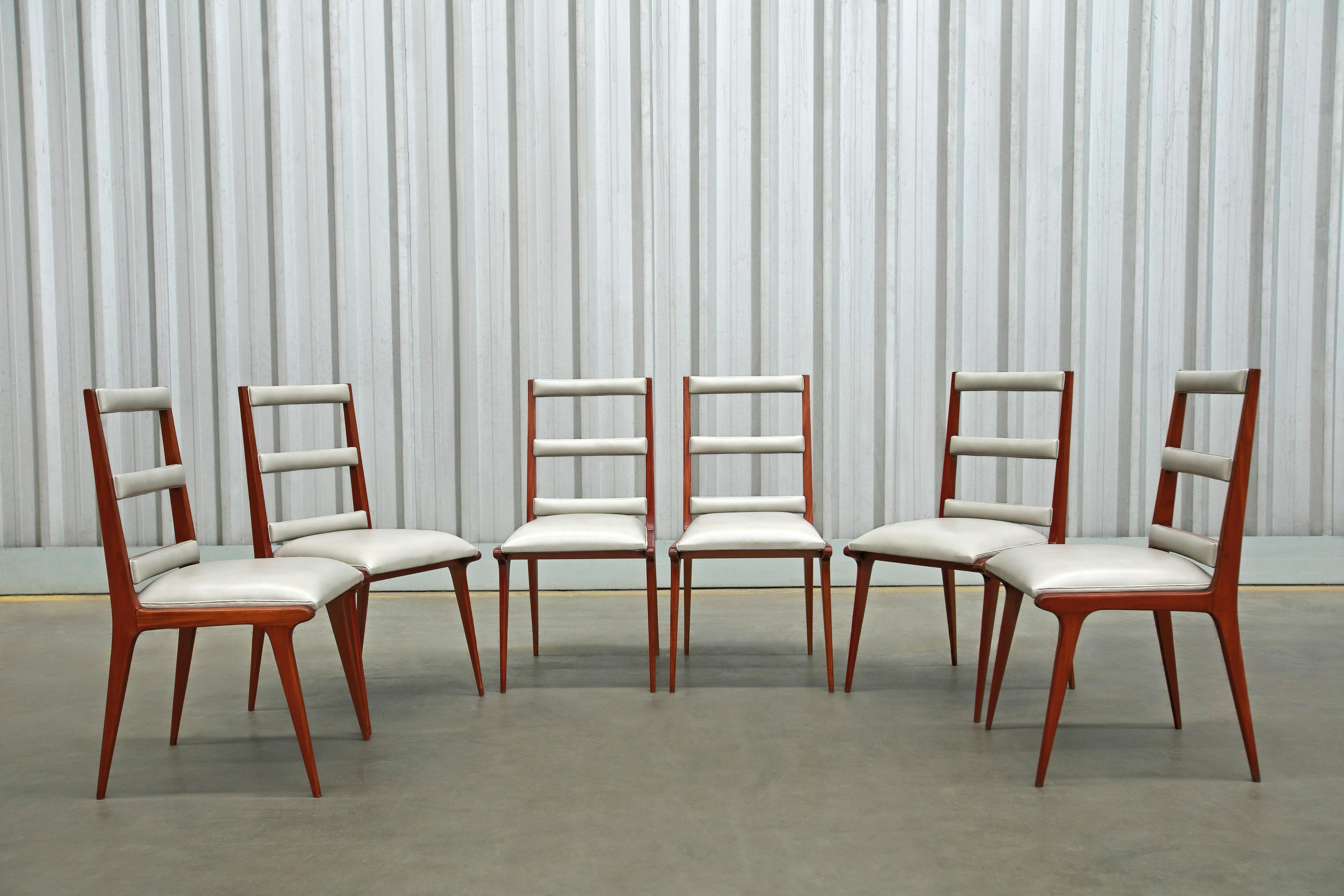 Disponible hoy, con envío nacional en el área metropolitana de Nueva York incluido, este conjunto de 6 sillas modernas de mediados de siglo en madera de Caviuna y cuero beige, fabricadas en Brasil en los años 50, es nada menos que espectacular. 

El
