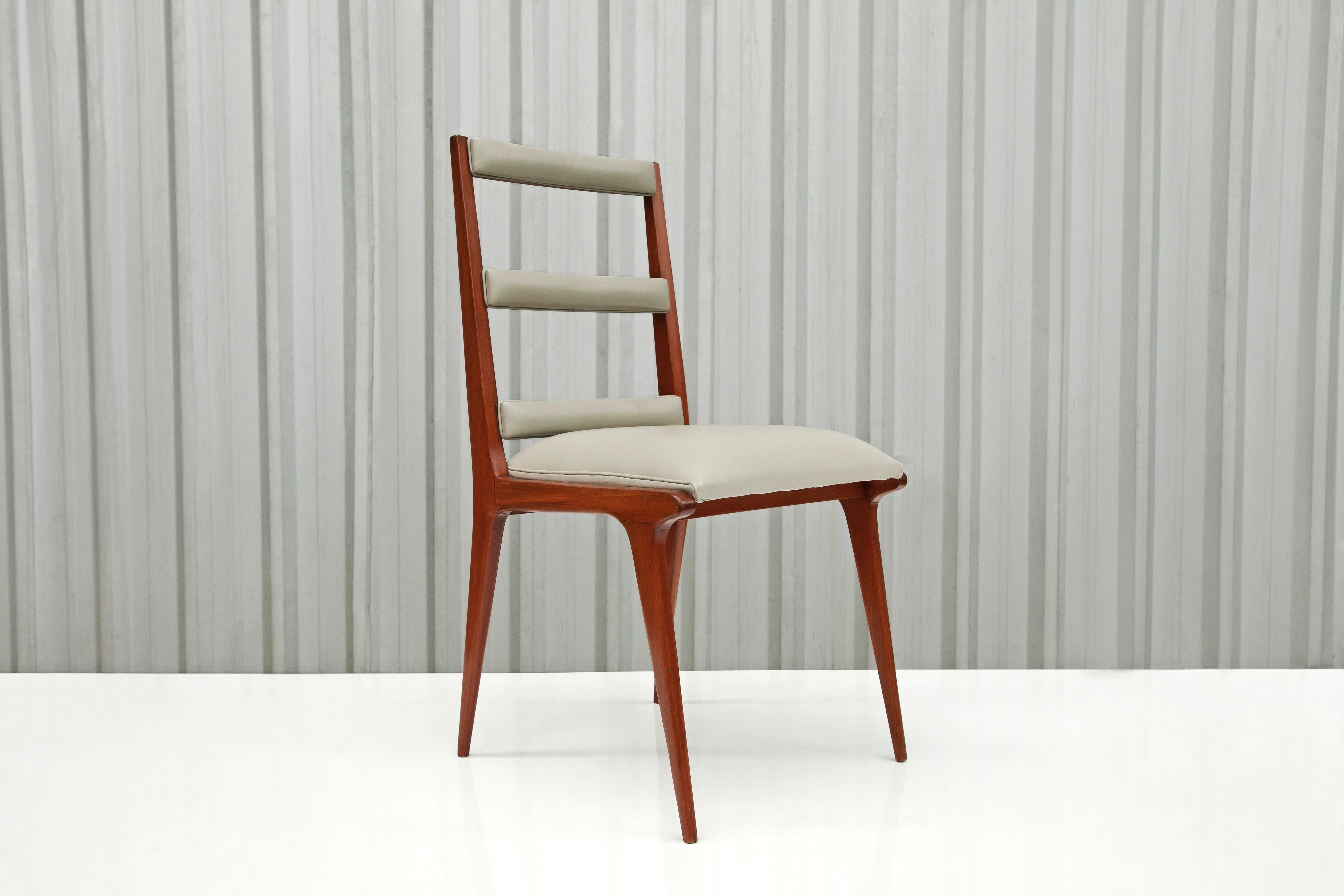 Sillas modernas brasileñas de madera dura y cuero beige, Desconocido, Brasil, Años 50 Moderno de mediados de siglo en venta