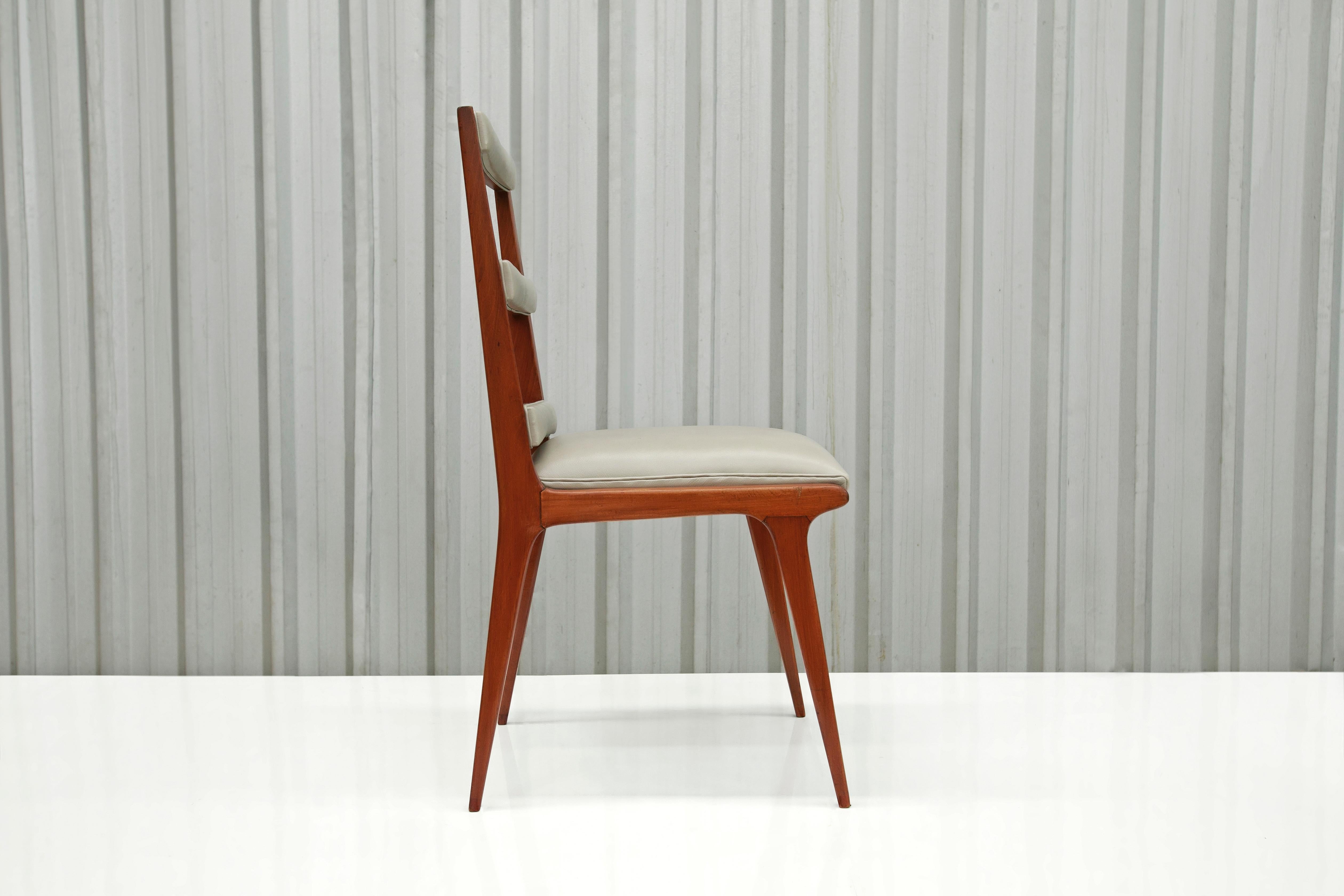 Sillas modernas brasileñas de madera dura y cuero beige, Desconocido, Brasil, Años 50 Brasileño en venta