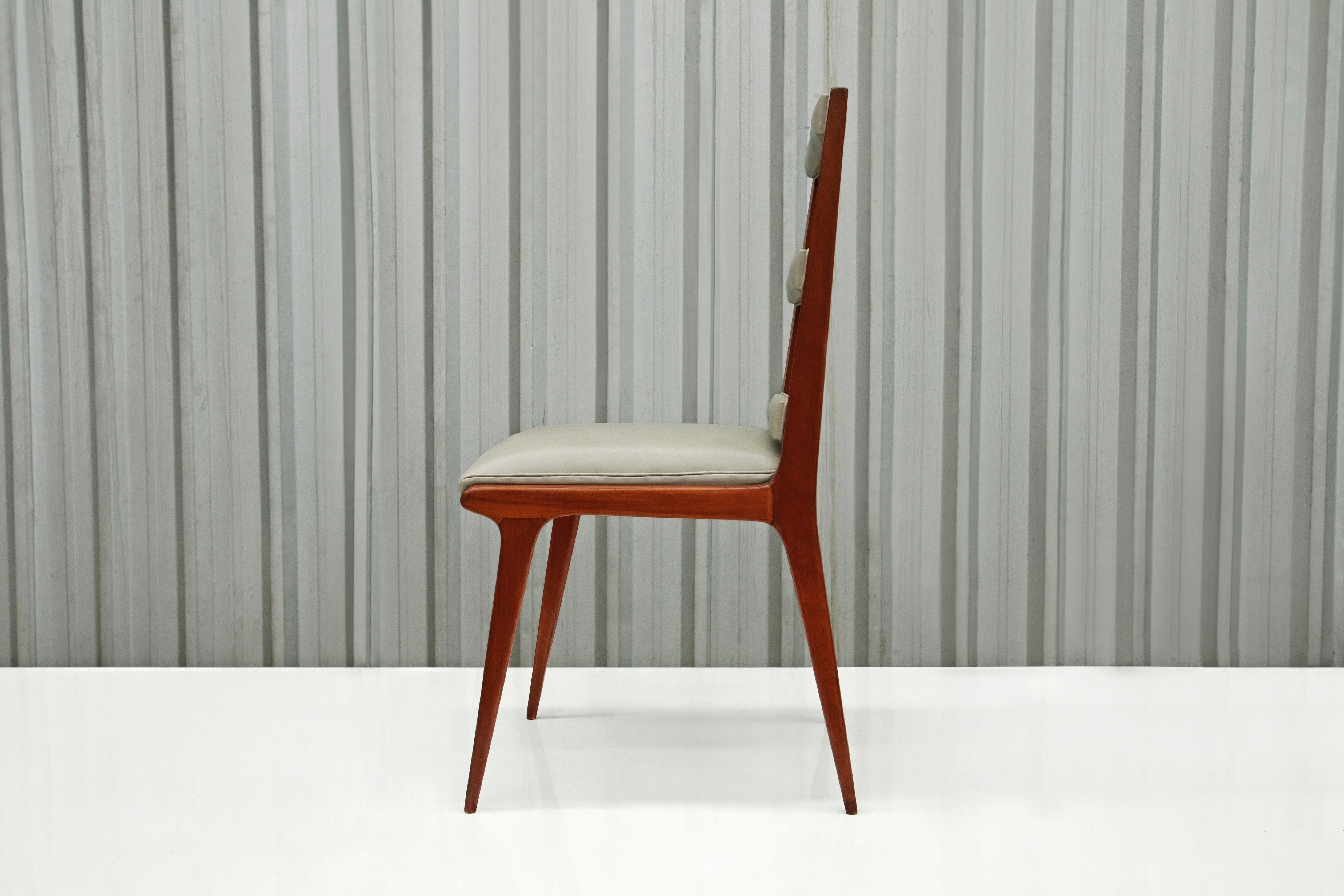 Sillas modernas brasileñas de madera dura y cuero beige, Desconocido, Brasil, Años 50 siglo XX en venta