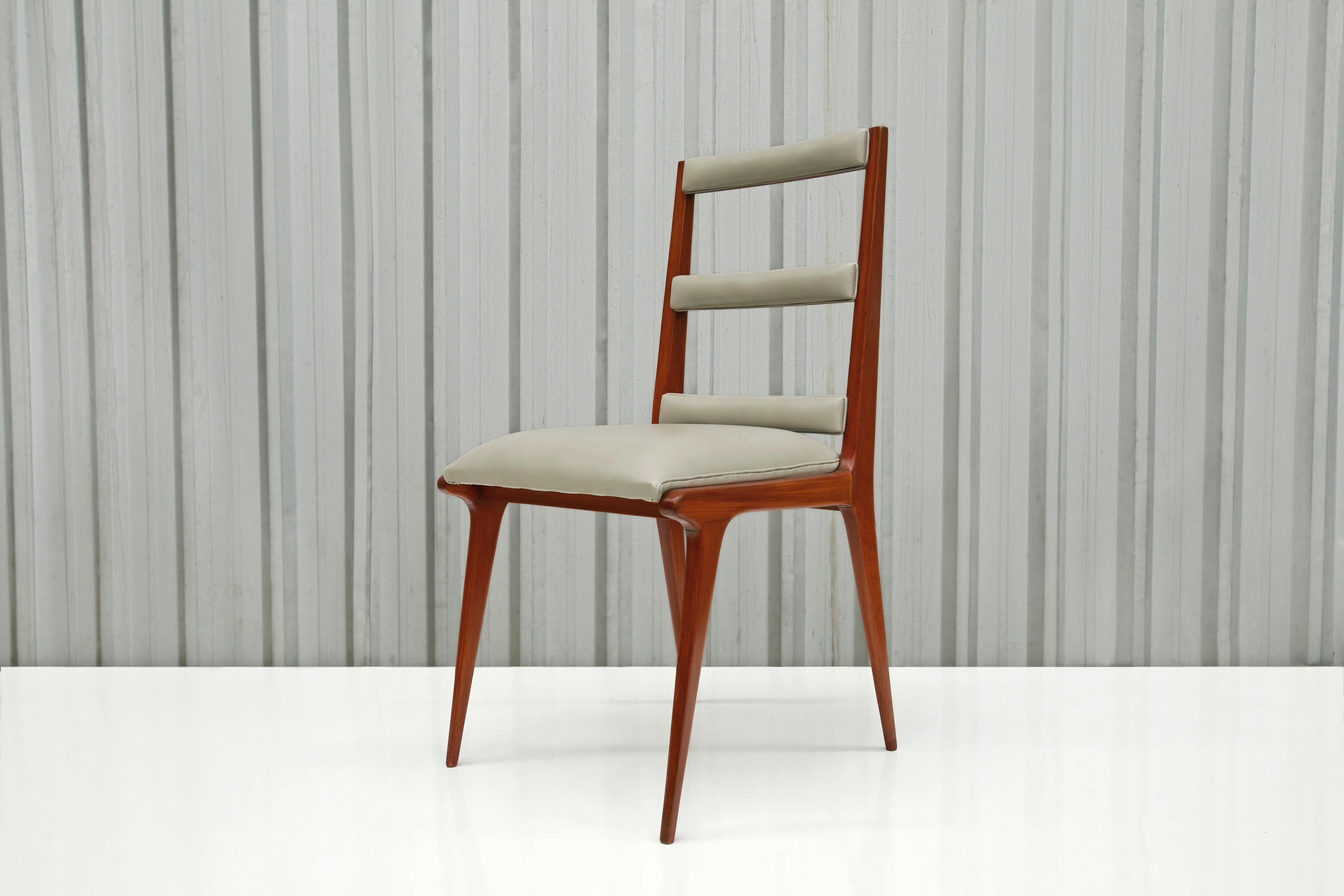 Sillas modernas brasileñas de madera dura y cuero beige, Desconocido, Brasil, Años 50 Cuero en venta