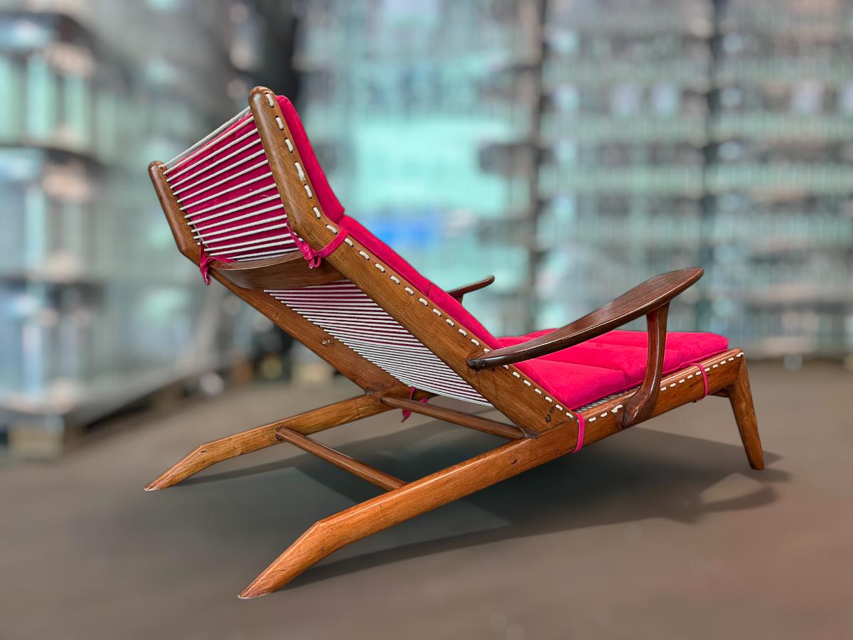 Disponibile oggi, questa chaise lounge davvero unica è stata progettata e realizzata da Pierre Weckxx in Brasile negli anni Cinquanta. 

La chaise vanta una struttura interamente realizzata in legno di Caviuna, corda e un unico cuscino sciolto