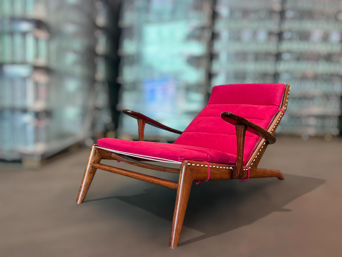 Chaise moderna brasiliana in legno di Caviuna e Ultrasuede, Pierre Wood, anni '50 In condizioni buone in vendita a New York, NY