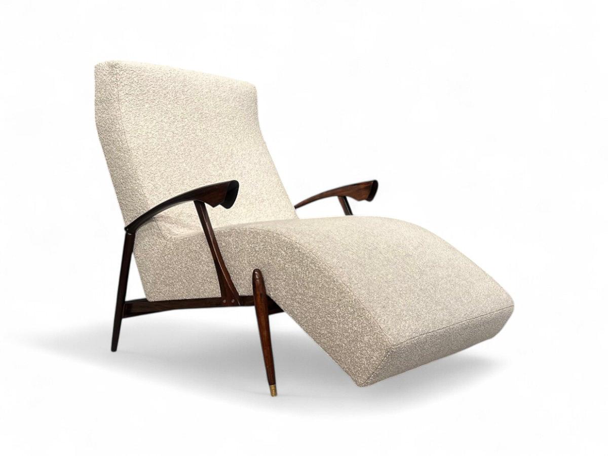 Diese einzigartige moderne Liege aus der Mitte des Jahrhunderts, die in den fünfziger Jahren in Brasilien hergestellt wurde, ist nichts weniger als spektakulär.

Diese skulpturale Chaiselongue, die dem Liceu de Artes e Oficios zugeschrieben wird,